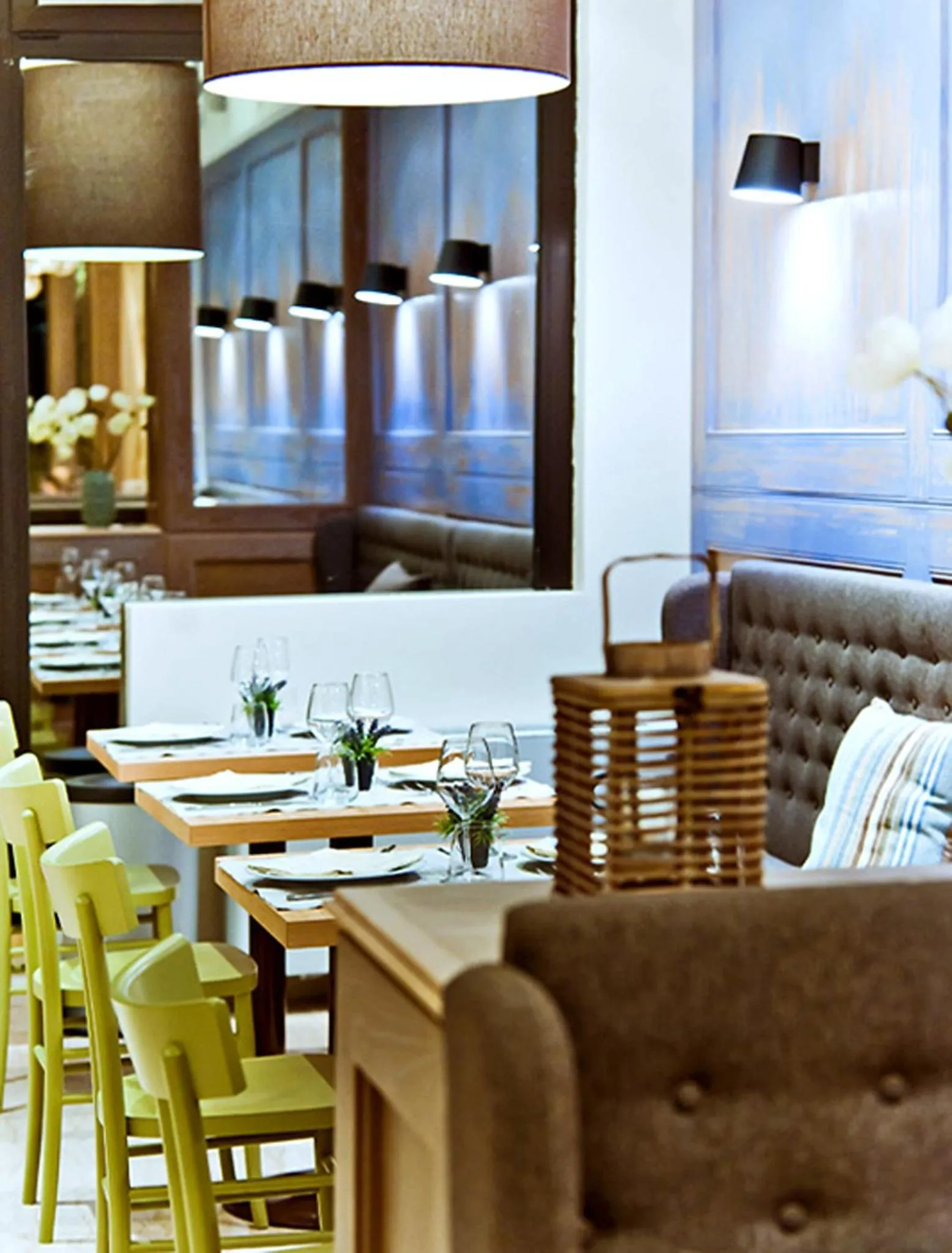 Restaurant/places to eat in Hotel Ambassador