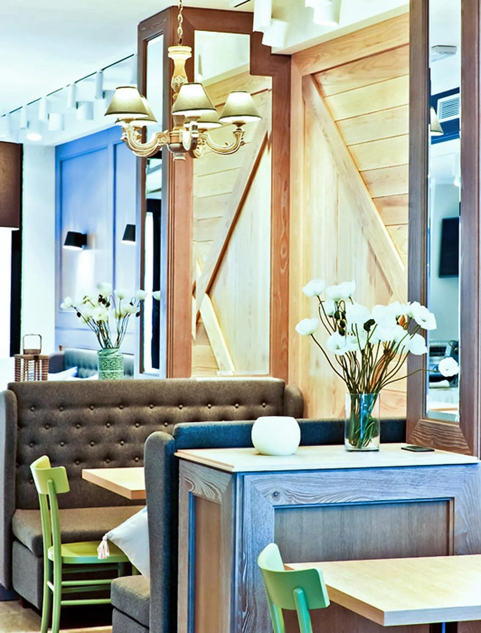 Restaurant/places to eat in Hotel Ambassador