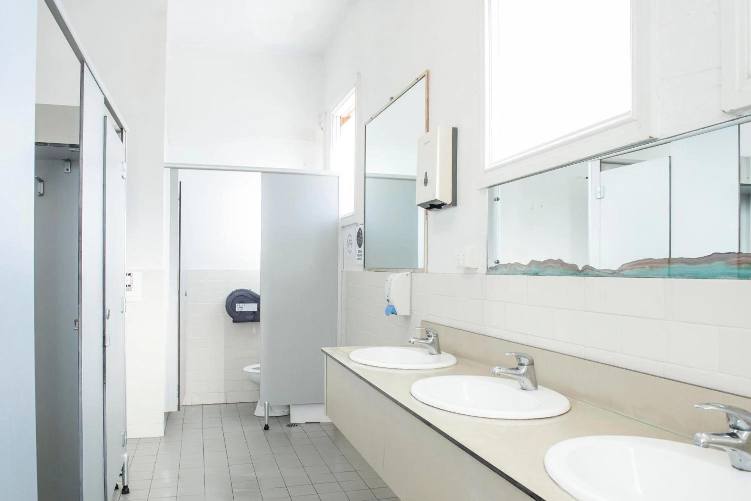 Bathroom in Sundancer Backpackers Hostel