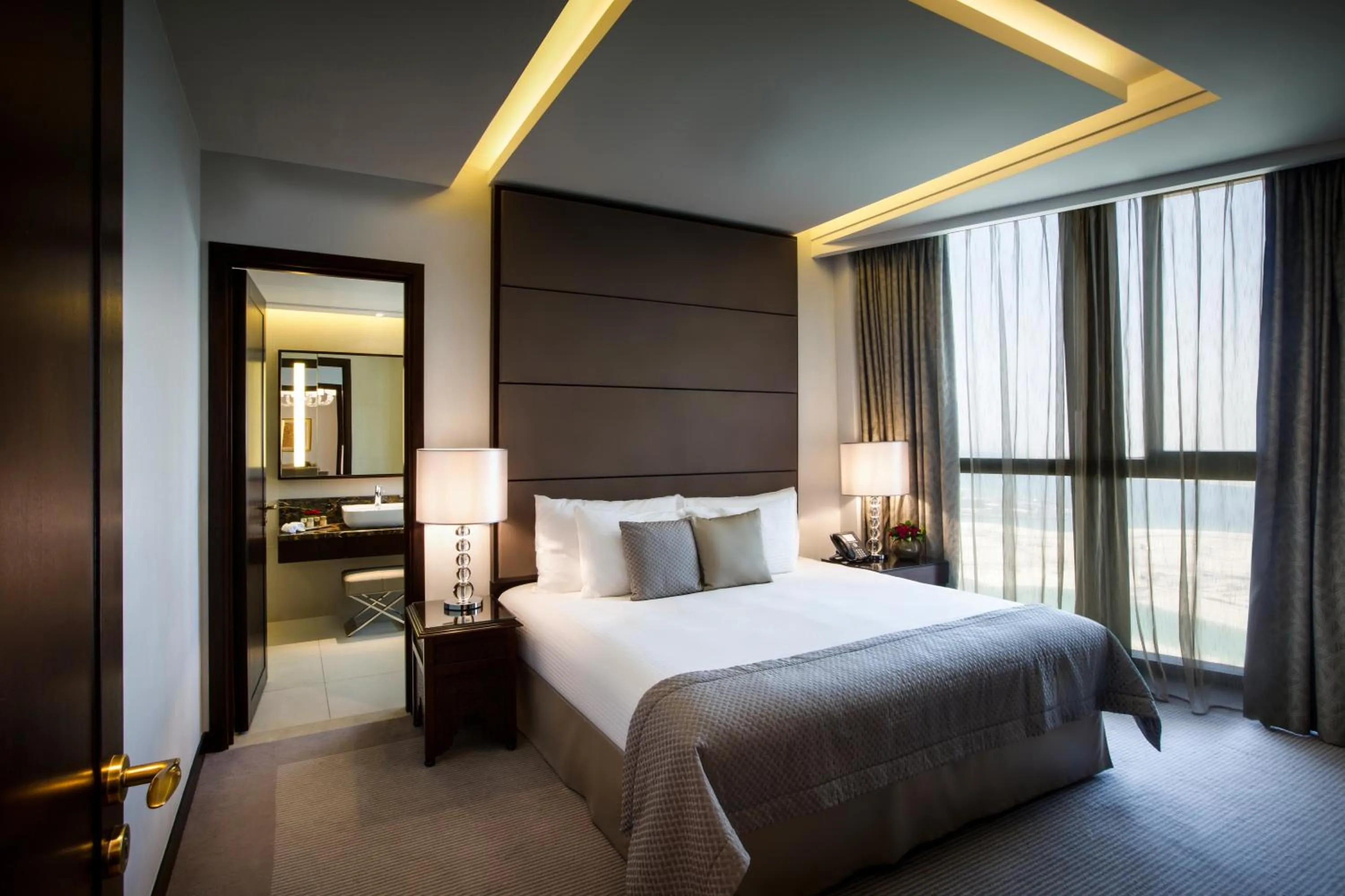 Bathroom, Bed in Bab Al Qasr Residence