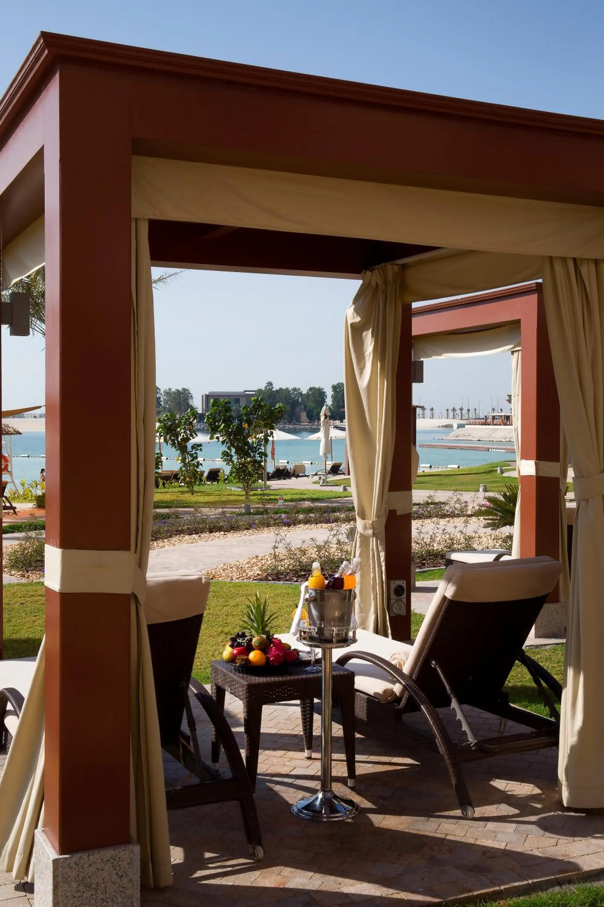 Restaurant/places to eat in Bab Al Qasr Residence