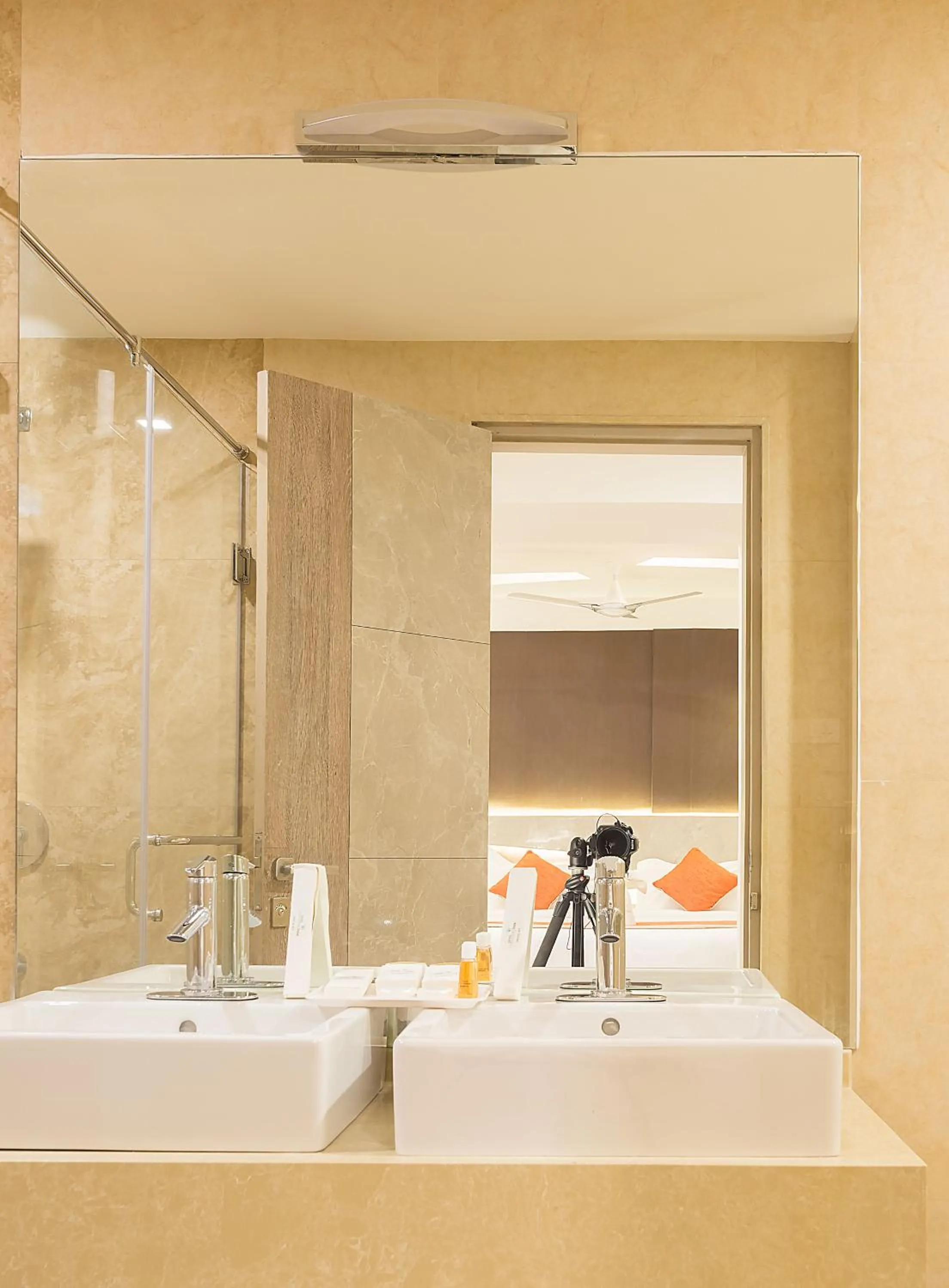 Shower in Hotel Chenthur Park