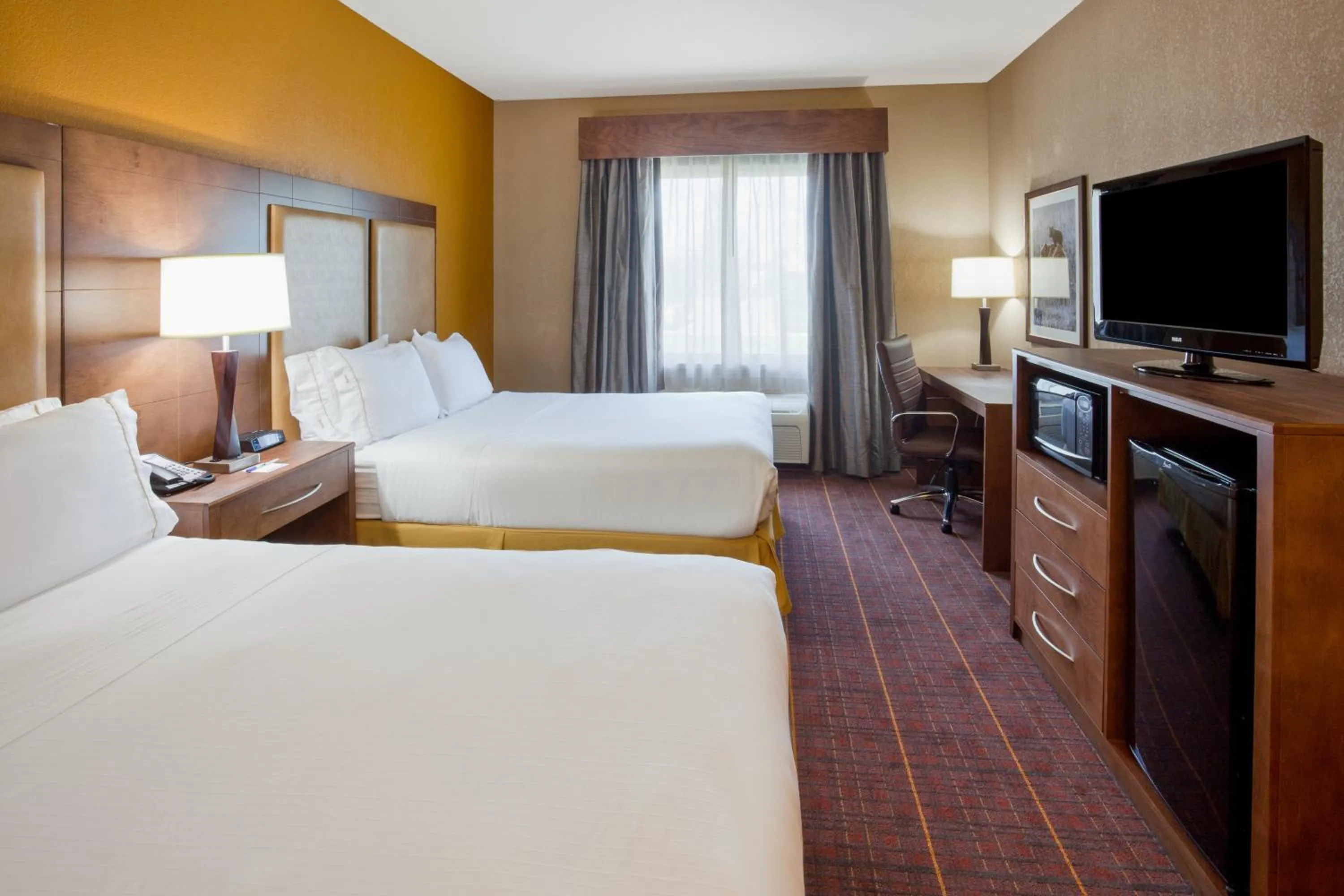 Photo of the whole room, Bed in Holiday Inn Express Hotel & Suites Brainerd-Baxter by IHG