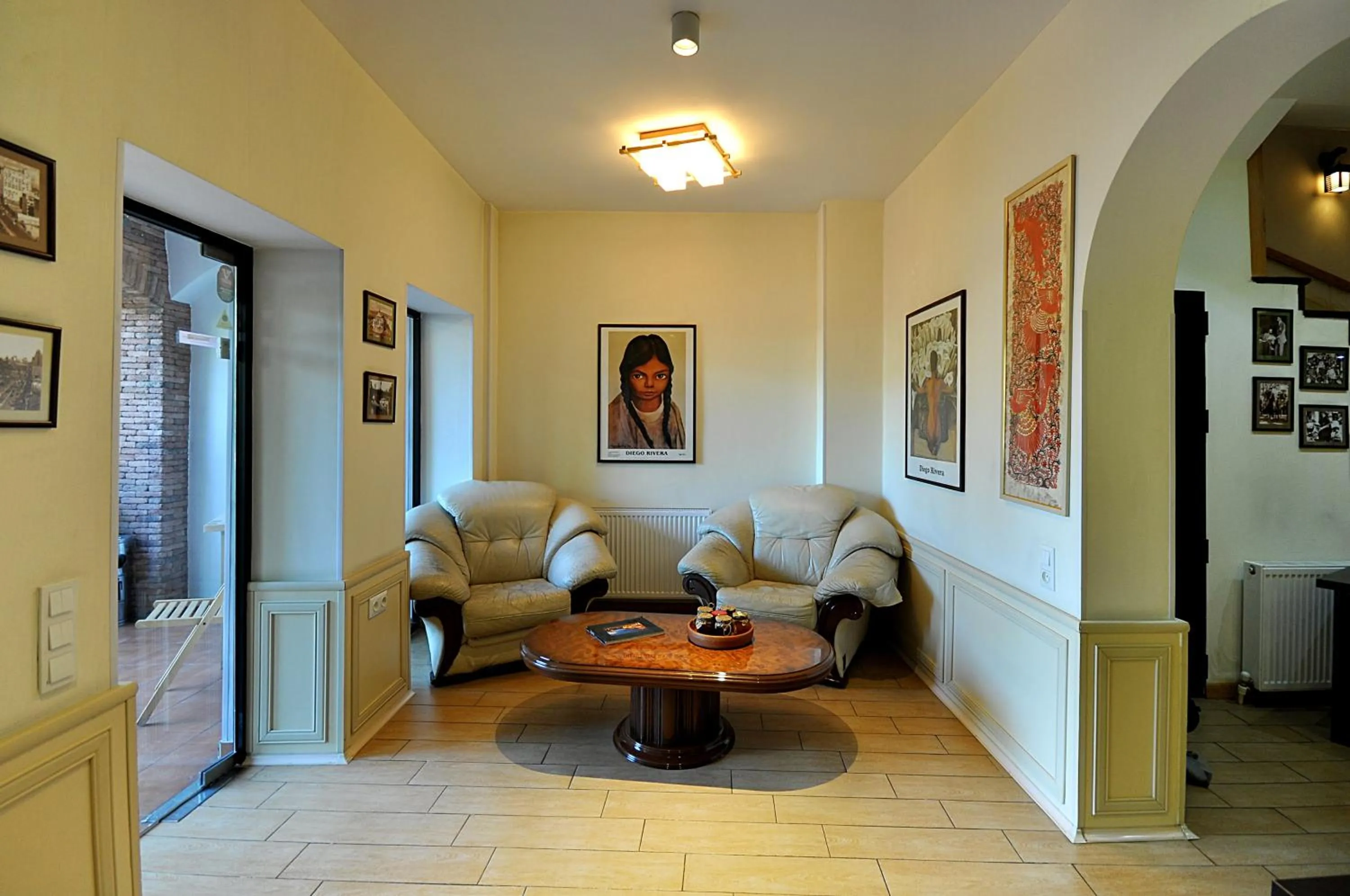 Communal lounge/ TV room in Hotel Frida