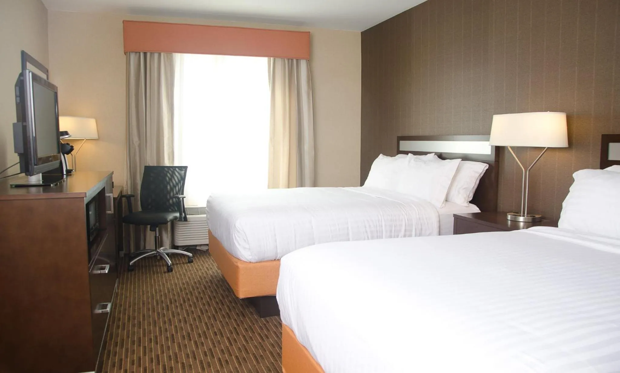 Photo of the whole room, Bed in Holiday Inn Express Hotel & Suites Watertown - Thousand Islands by IHG