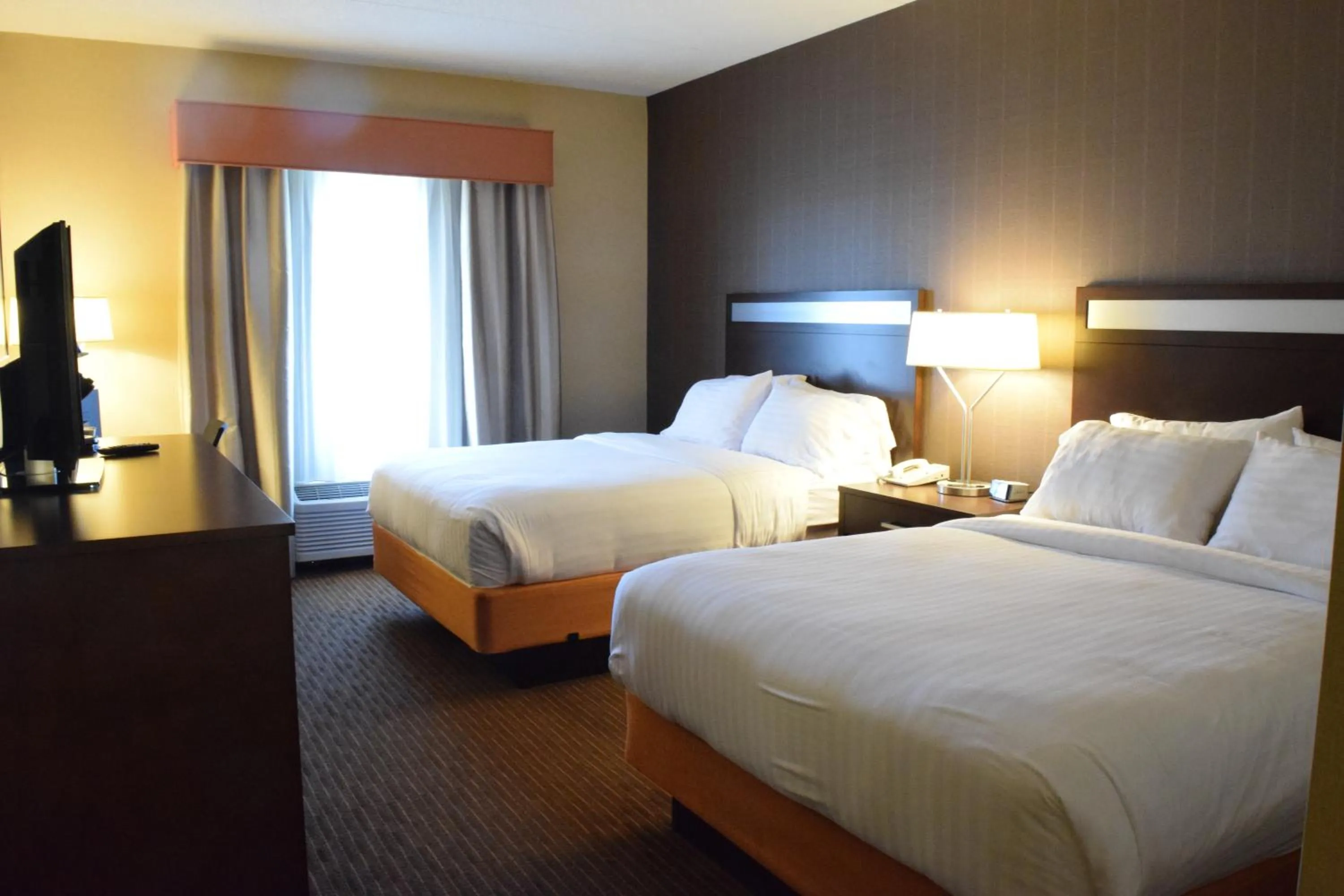 Bed in Holiday Inn Express Hotel & Suites Watertown - Thousand Islands by IHG
