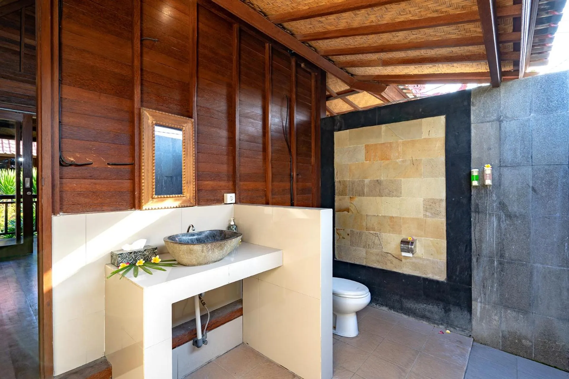 Toilet in Karang Mas Villa Lembongan by ABM
