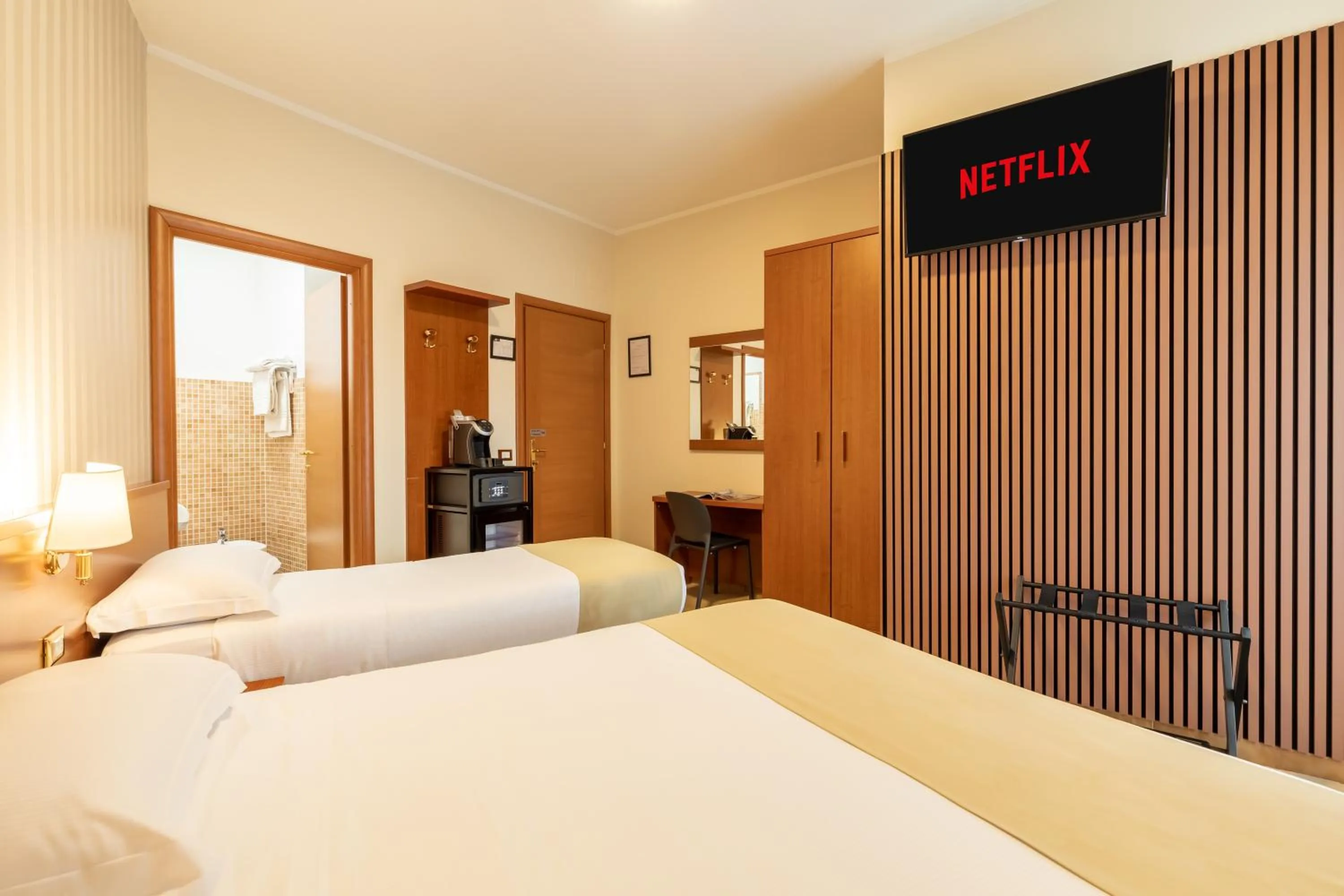 TV and multimedia, Bed in AlbaDomus Affittacamere o GuestHouse