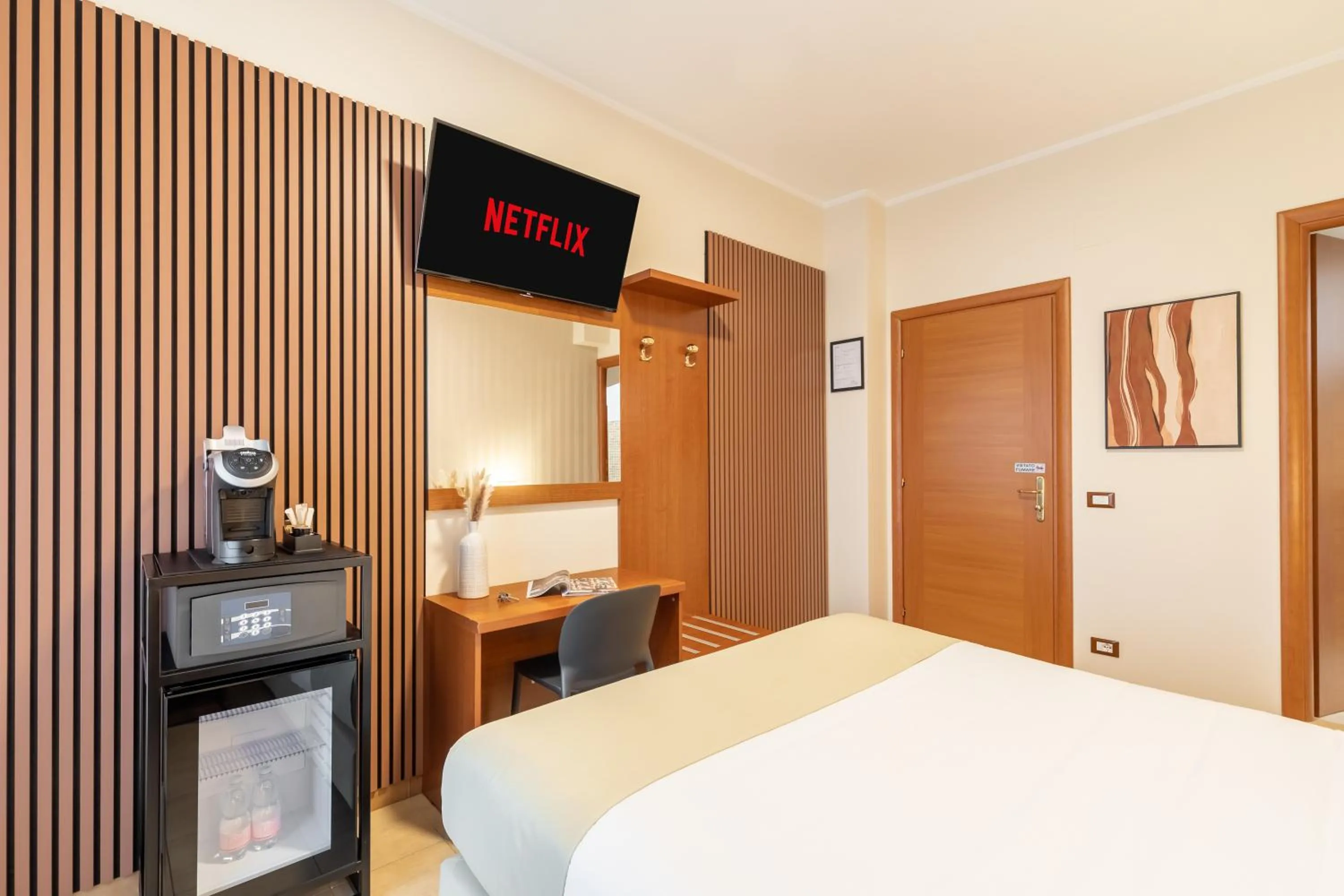 TV and multimedia, Bed in AlbaDomus Affittacamere o GuestHouse