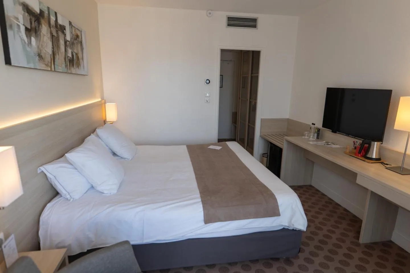 Bedroom, Bed in Best Western Plus Le Roof Vannes Bord de Mer