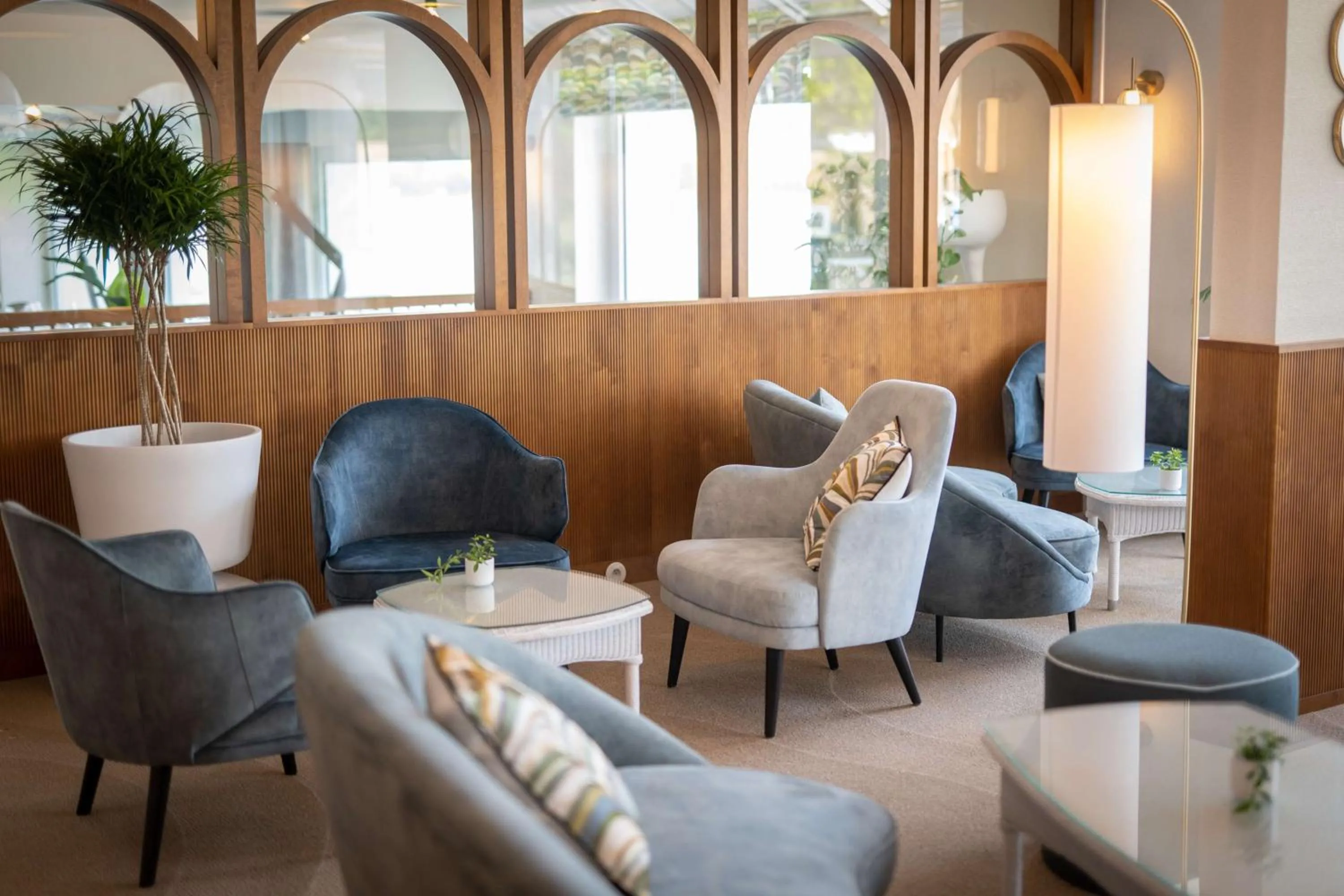 Lounge or bar in Best Western Plus Le Roof Vannes Bord de Mer