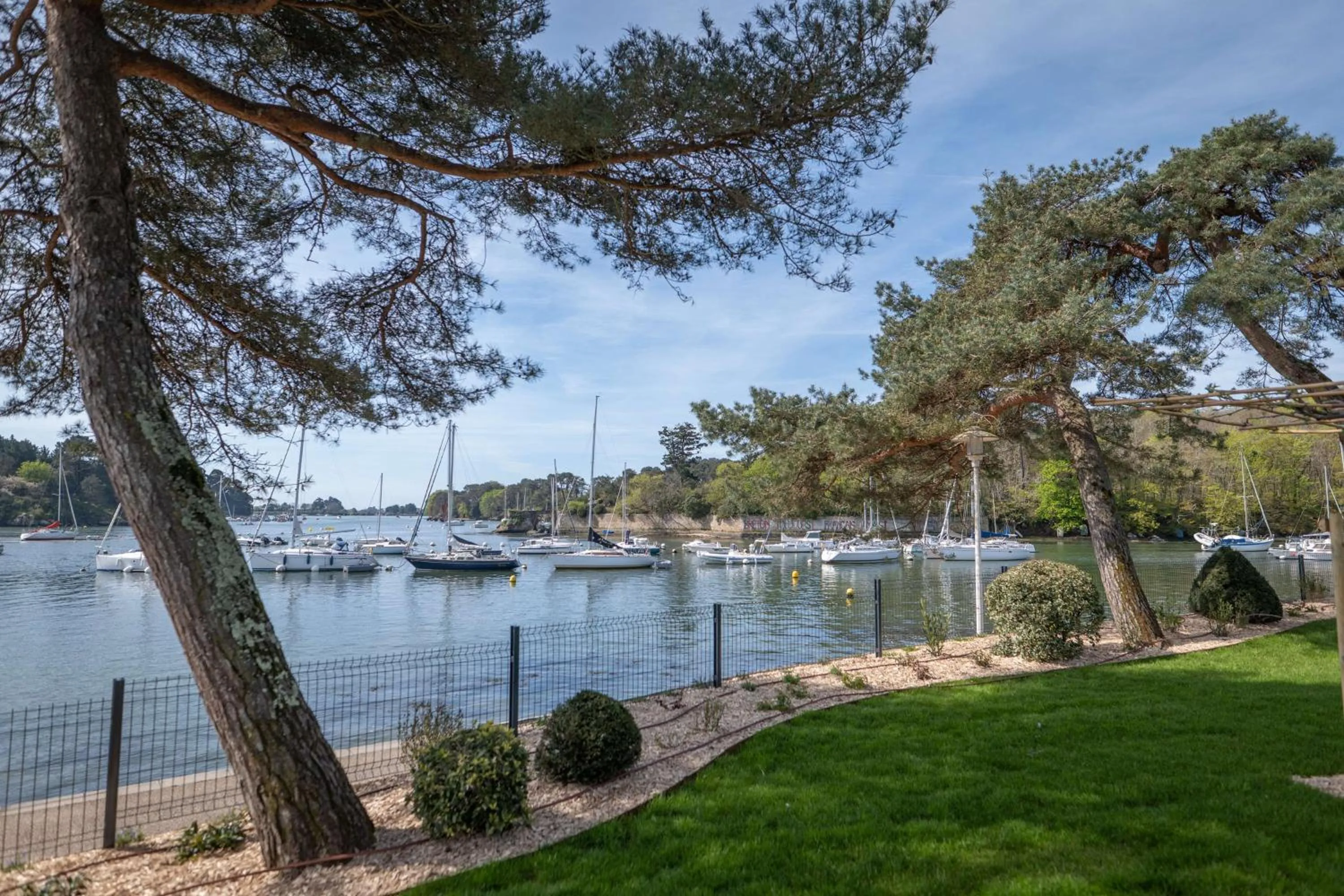 Property building in Best Western Plus Le Roof Vannes Bord de Mer
