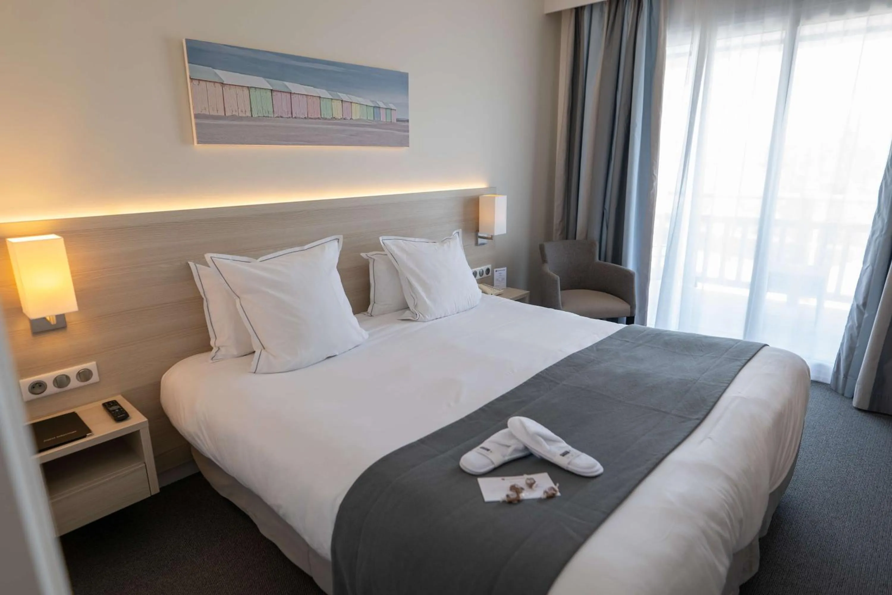 Photo of the whole room, Bed in Best Western Plus Le Roof Vannes Bord de Mer