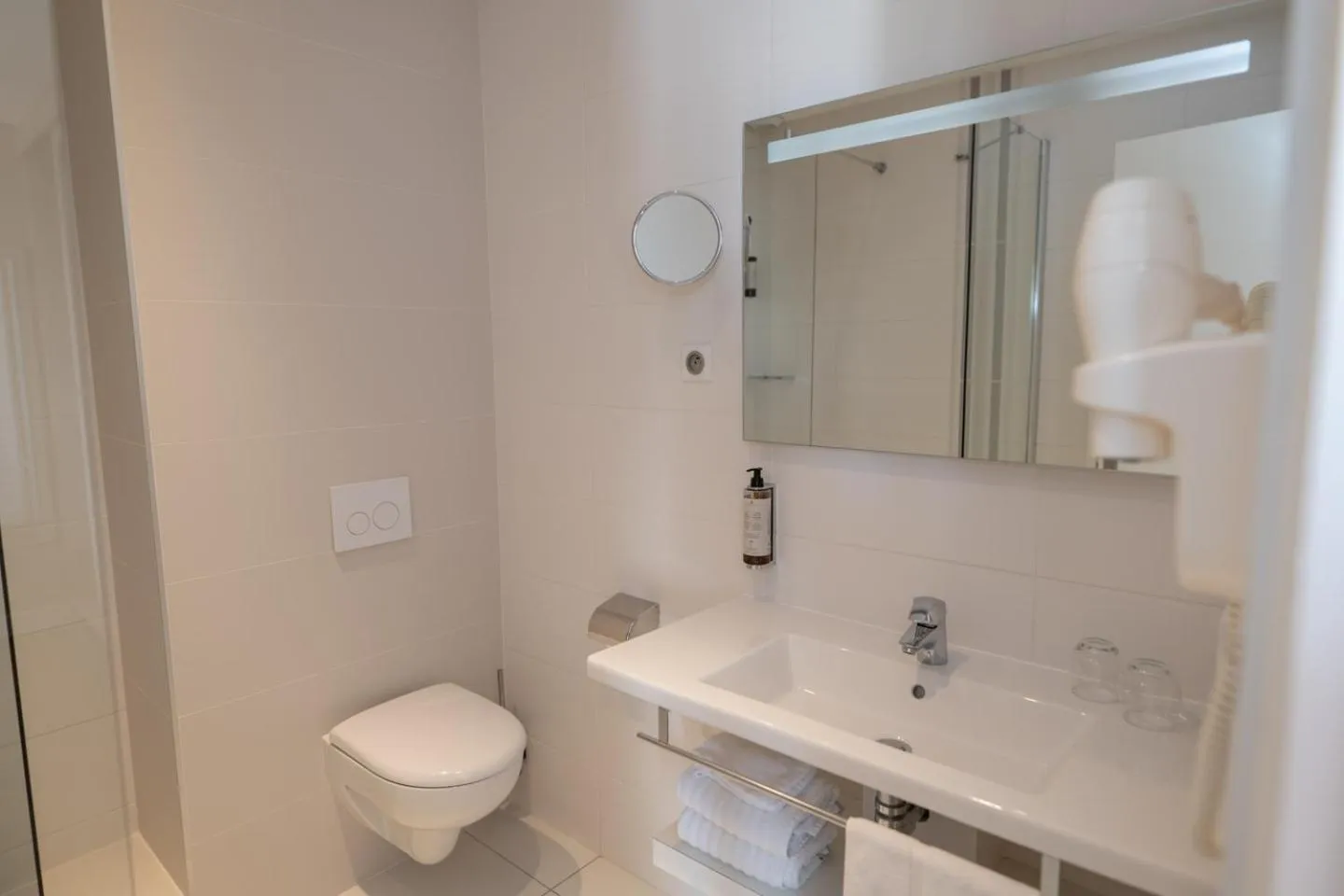 Bathroom in Best Western Plus Le Roof Vannes Bord de Mer