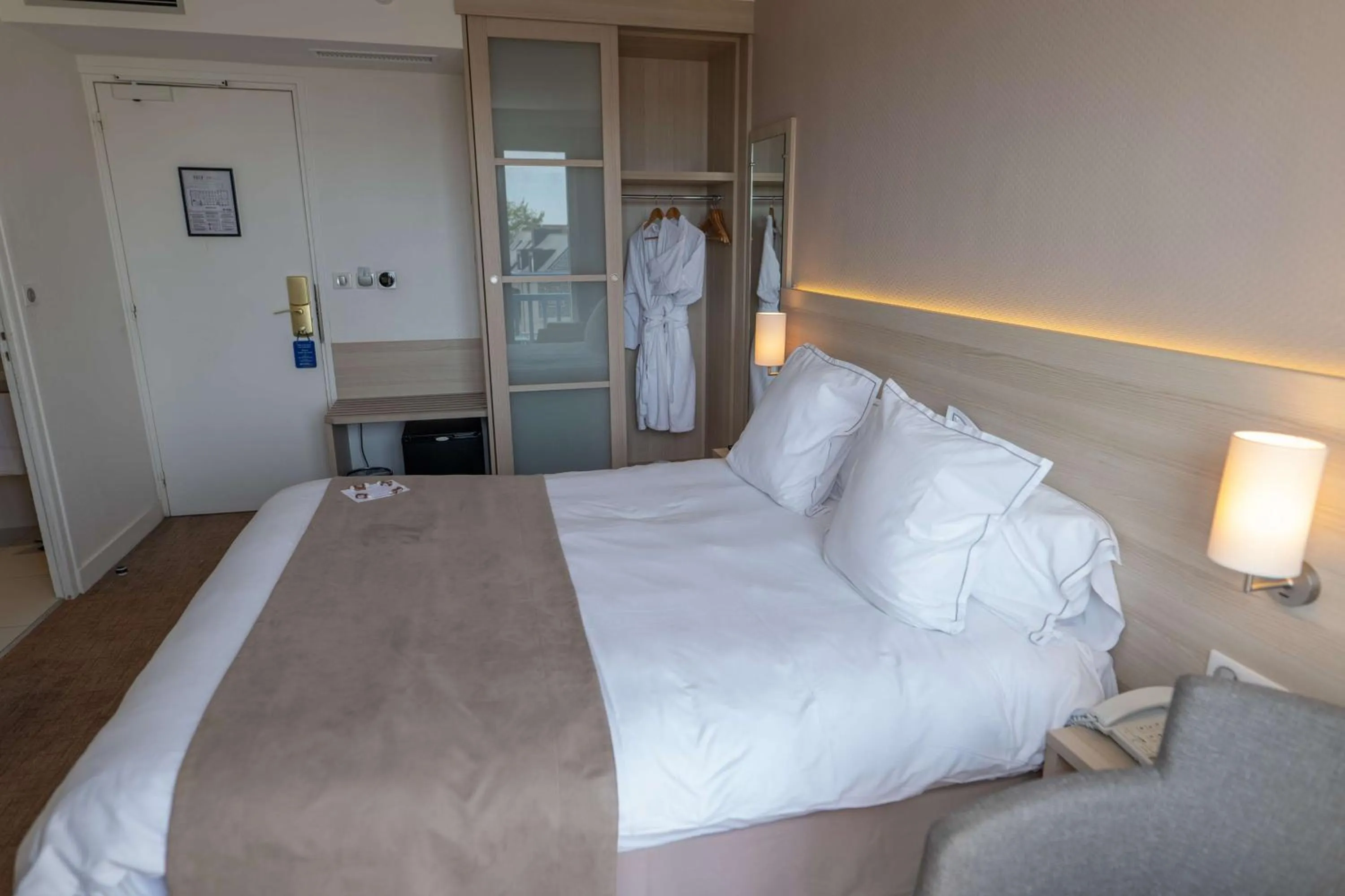 Photo of the whole room, Bed in Best Western Plus Le Roof Vannes Bord de Mer