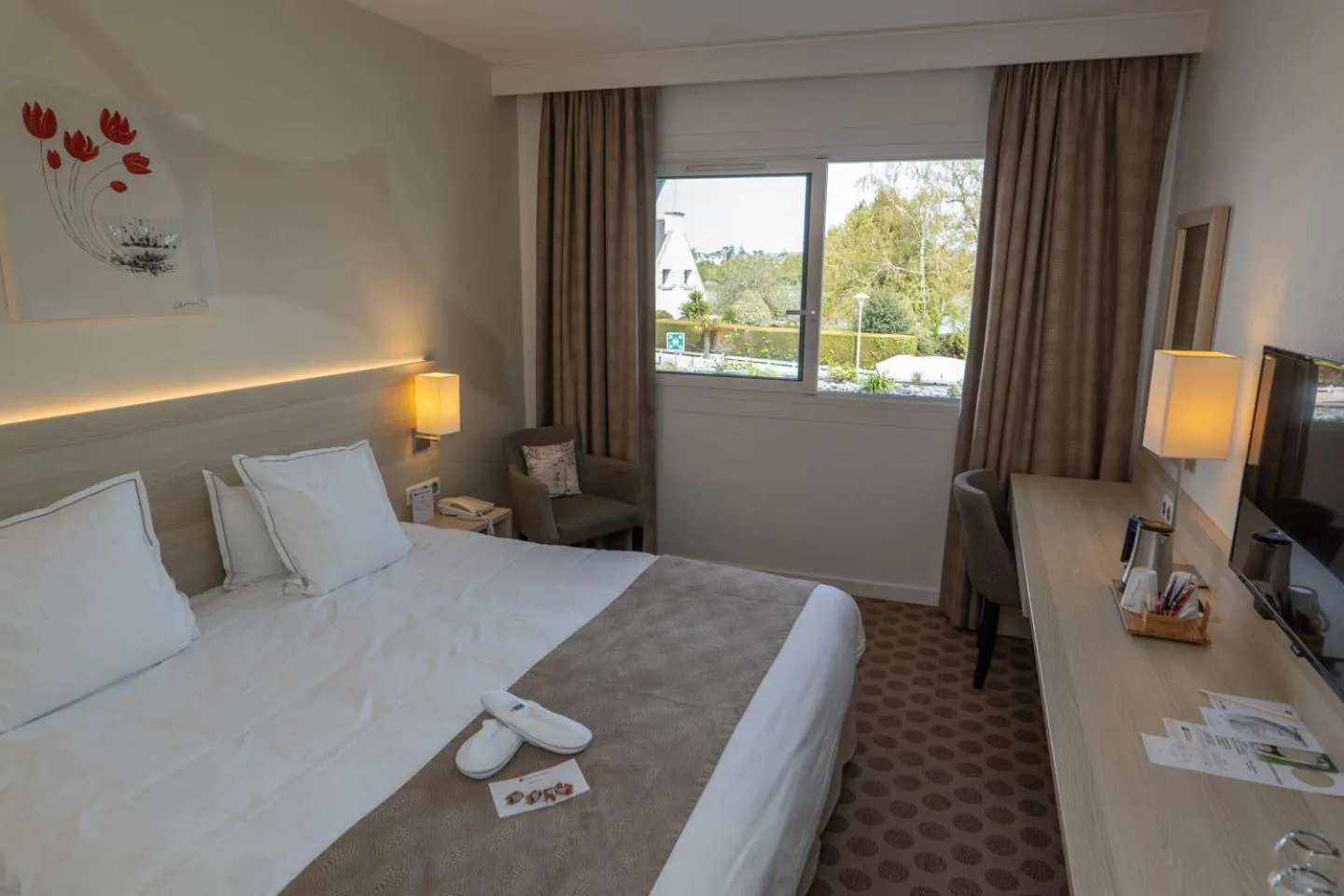 Bedroom, Bed in Best Western Plus Le Roof Vannes Bord de Mer