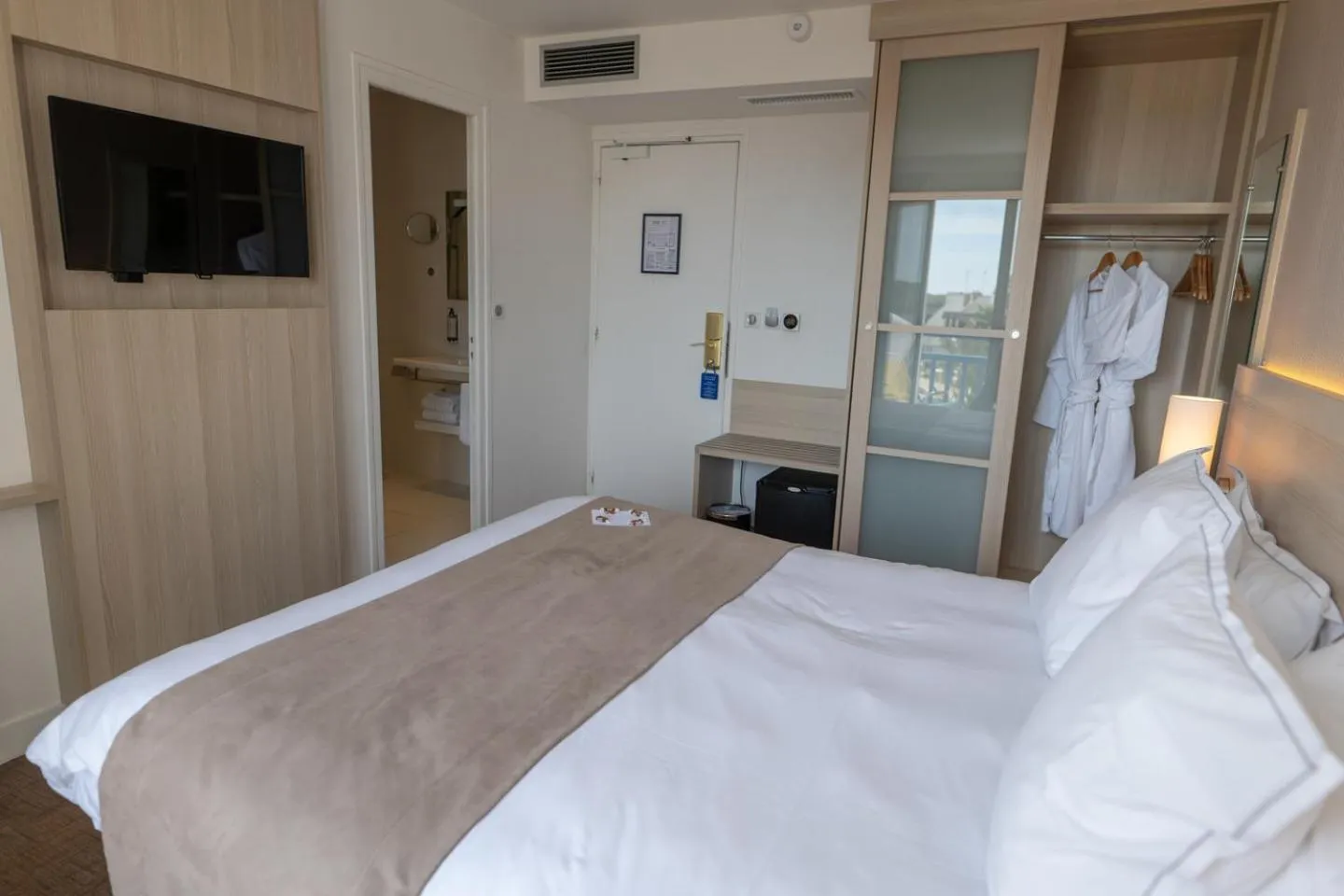 Bedroom, Bed in Best Western Plus Le Roof Vannes Bord de Mer