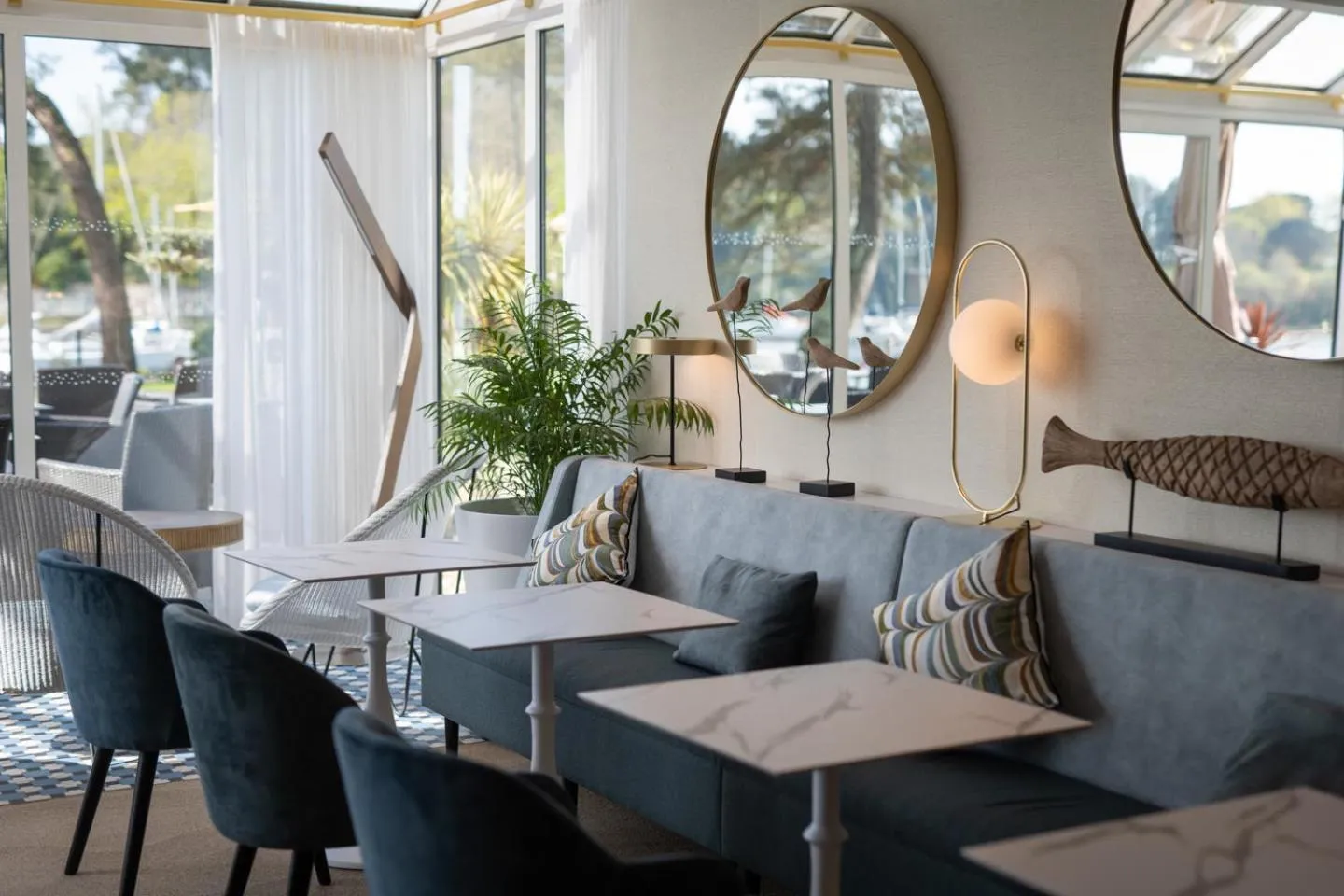 Lounge or bar in Best Western Plus Le Roof Vannes Bord de Mer