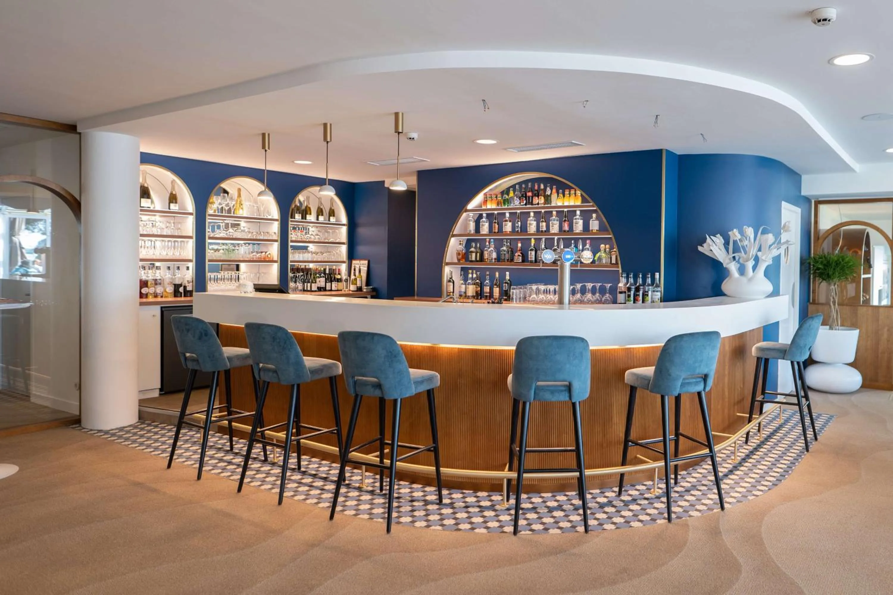 Lounge or bar in Best Western Plus Le Roof Vannes Bord de Mer