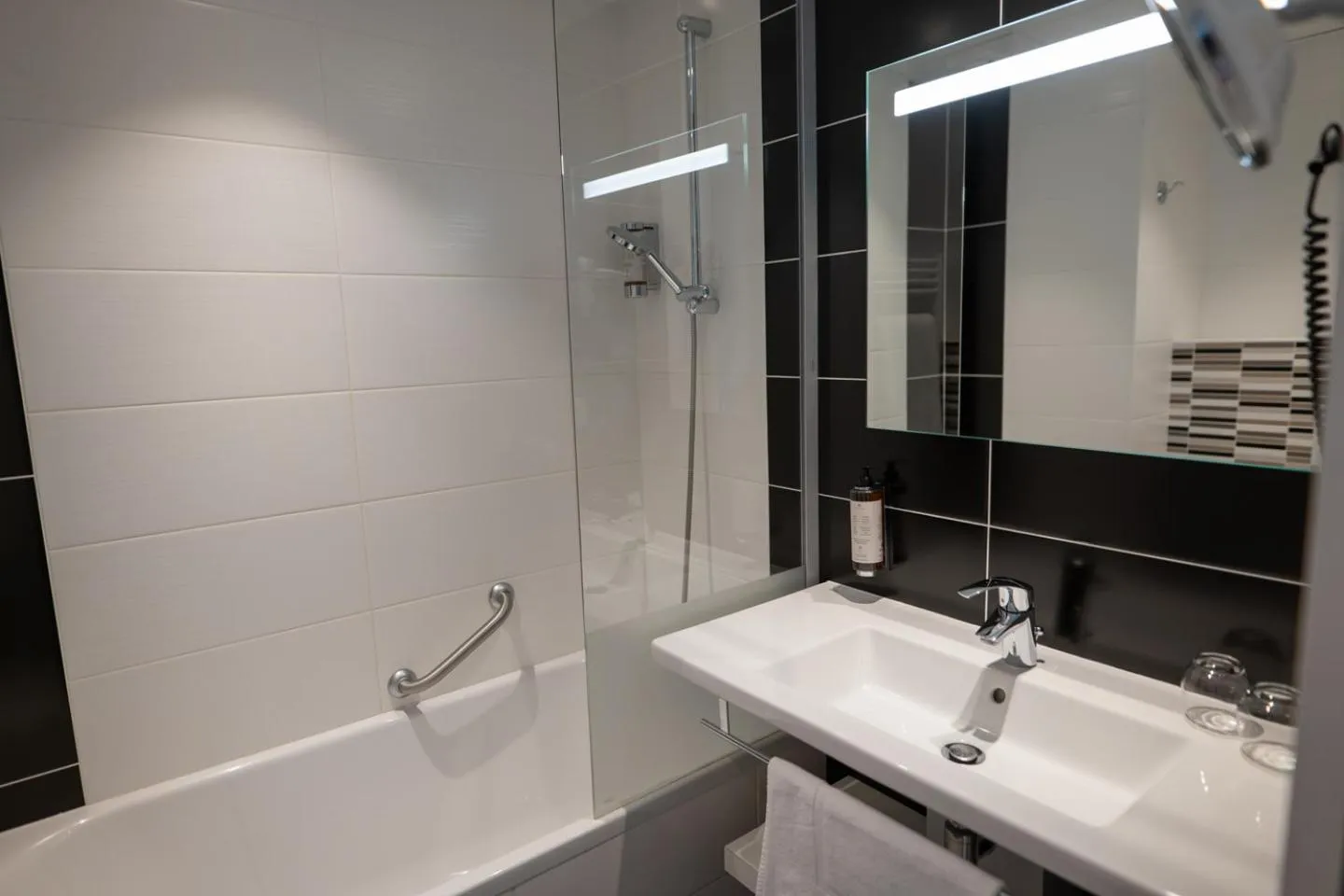 Bathroom in Best Western Plus Le Roof Vannes Bord de Mer