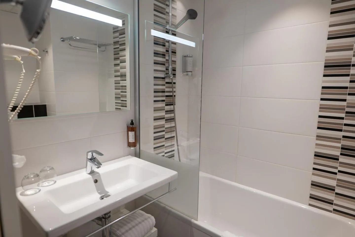 Bathroom in Best Western Plus Le Roof Vannes Bord de Mer