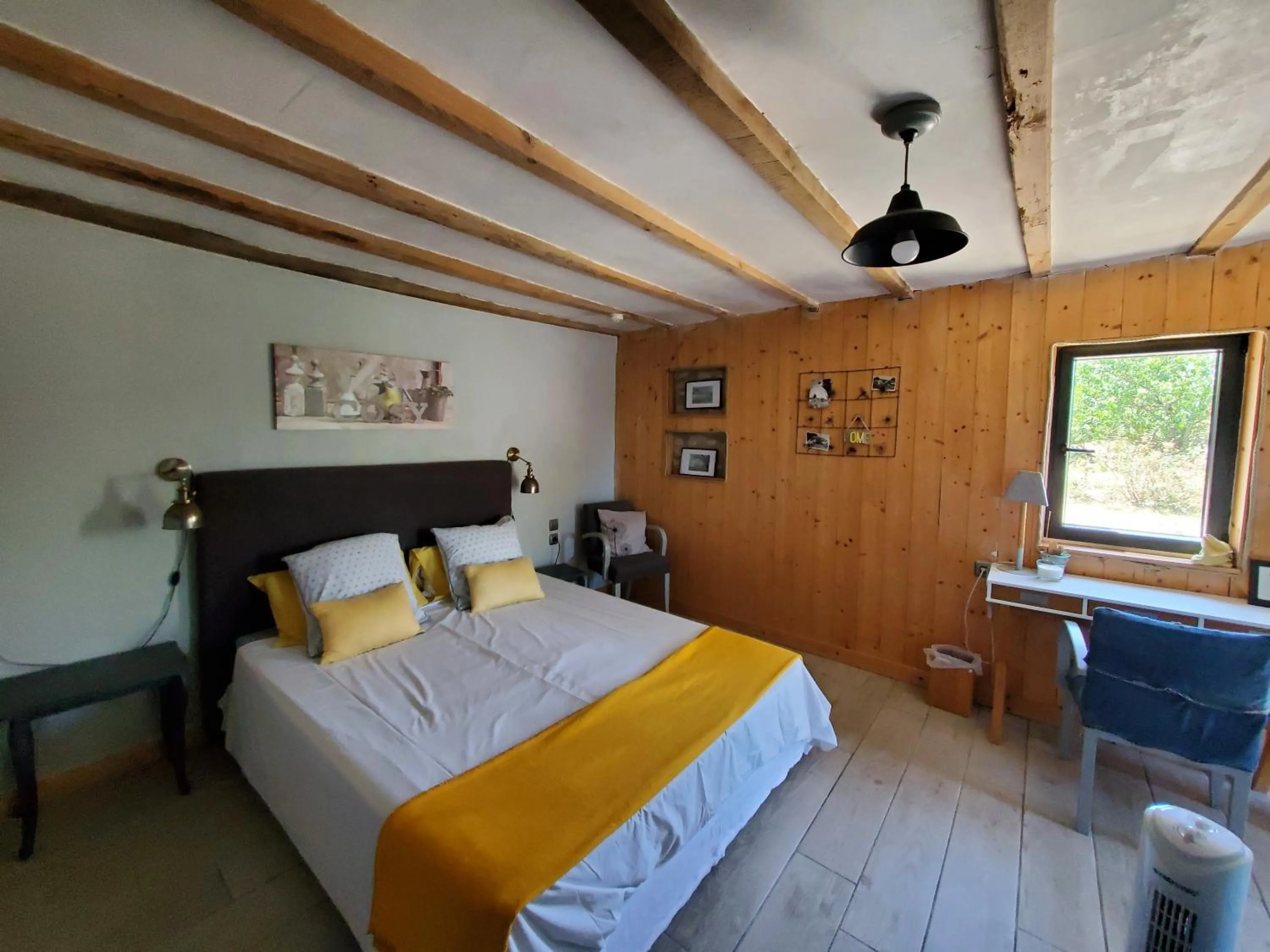 Bed in la grange aux hirondelles