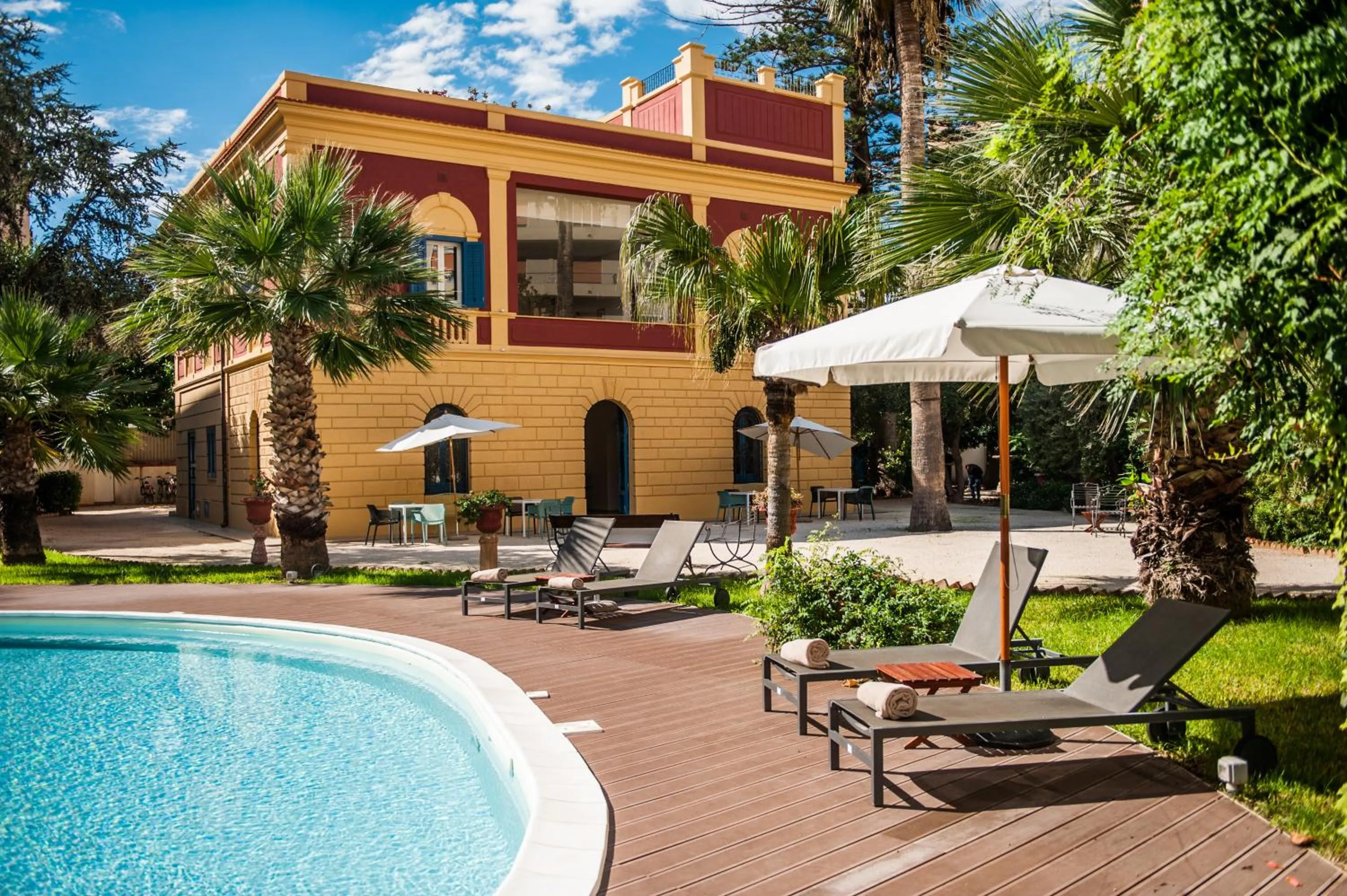 Property building in Giardini Mon Plaisir