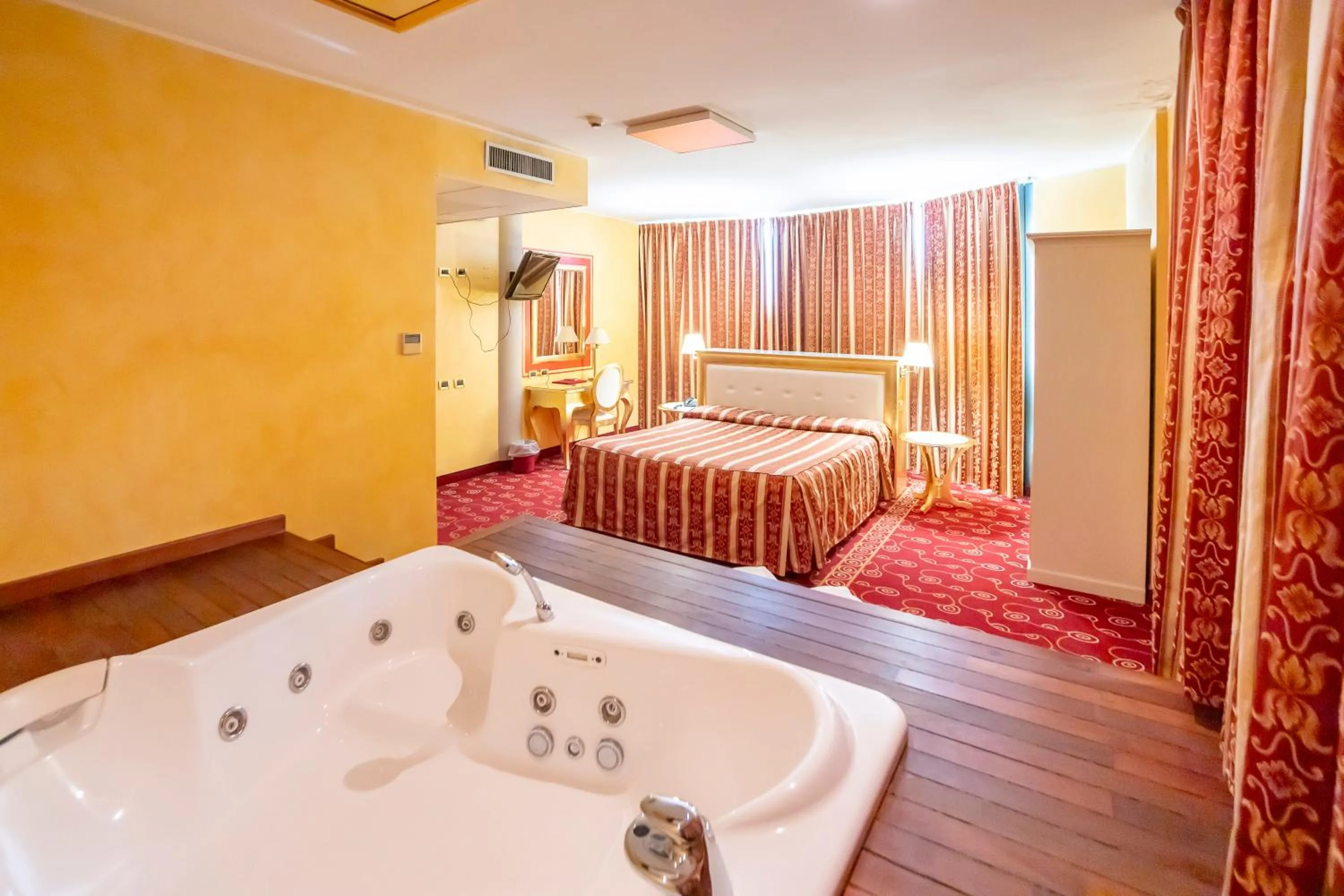 Hot Tub, Bed in Hotel Riz B.B