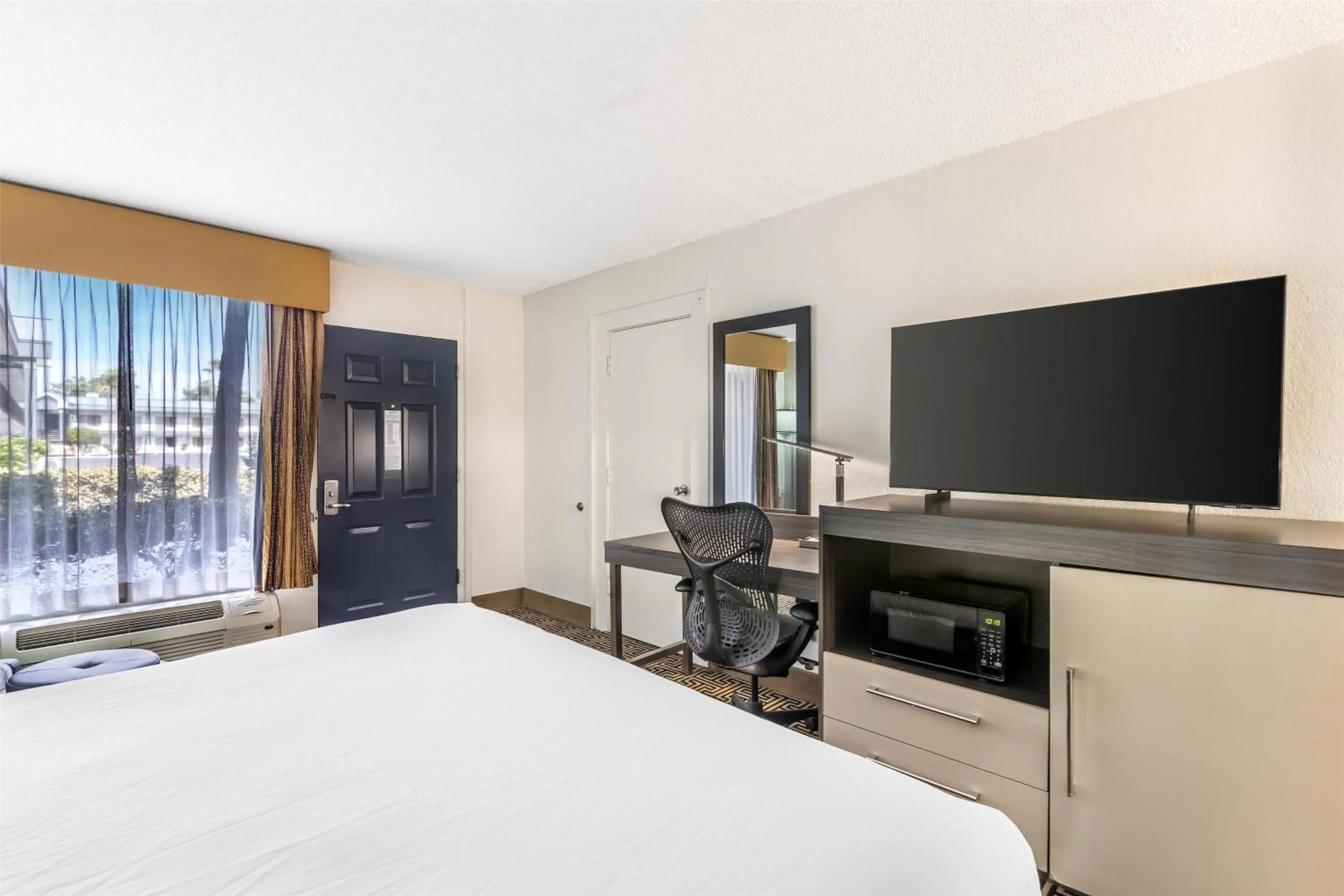 Bedroom, Bed in Best Western Central Inn