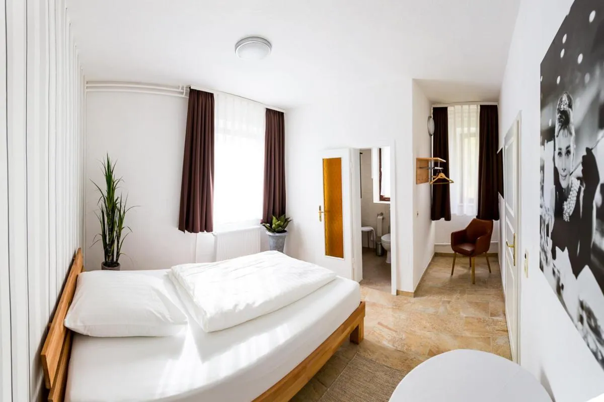 Photo of the whole room, Bed in Zur Saale