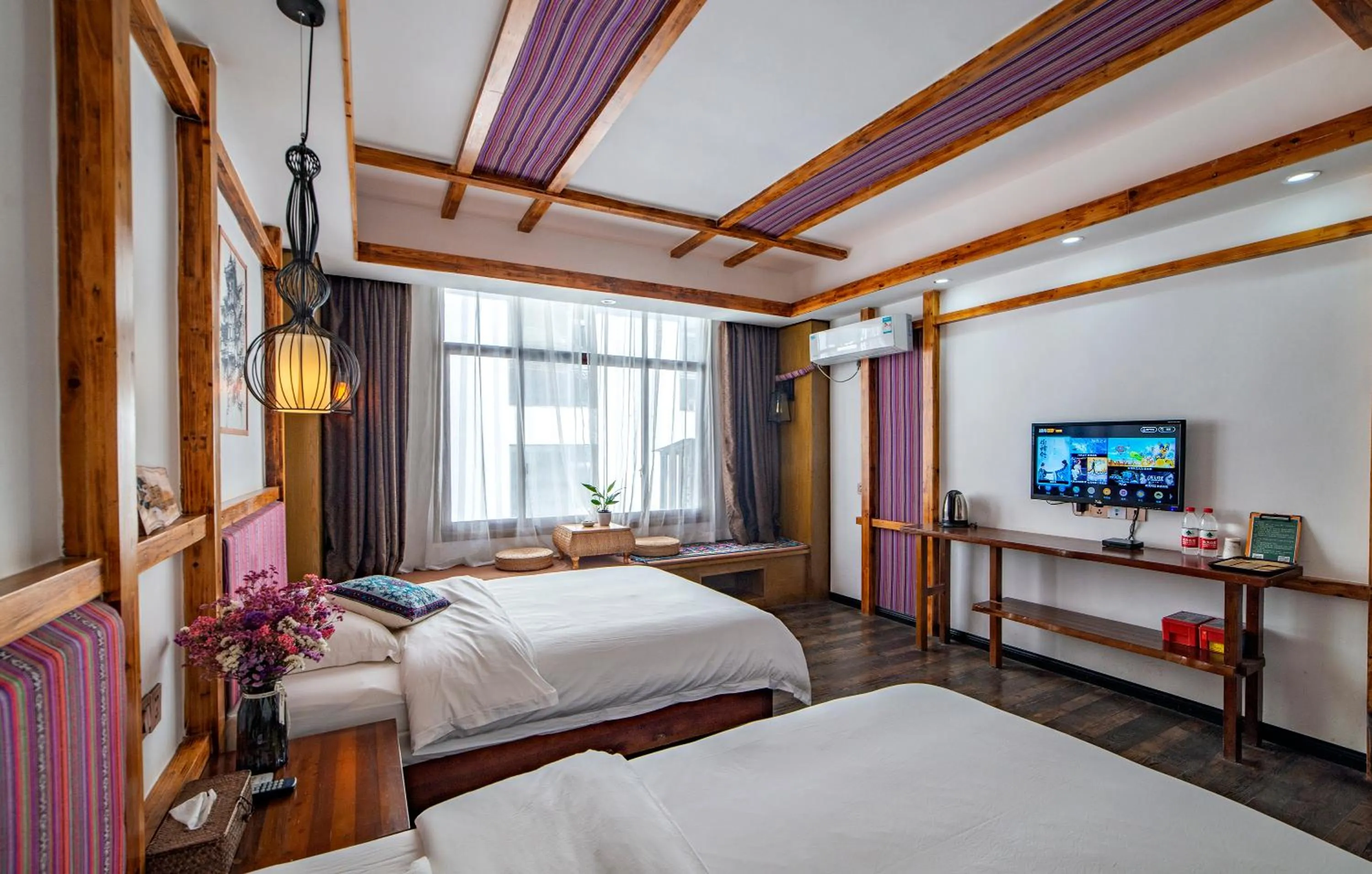 Photo of the whole room, Bed in Zhangjiajie Nanfang Yinan Hotel