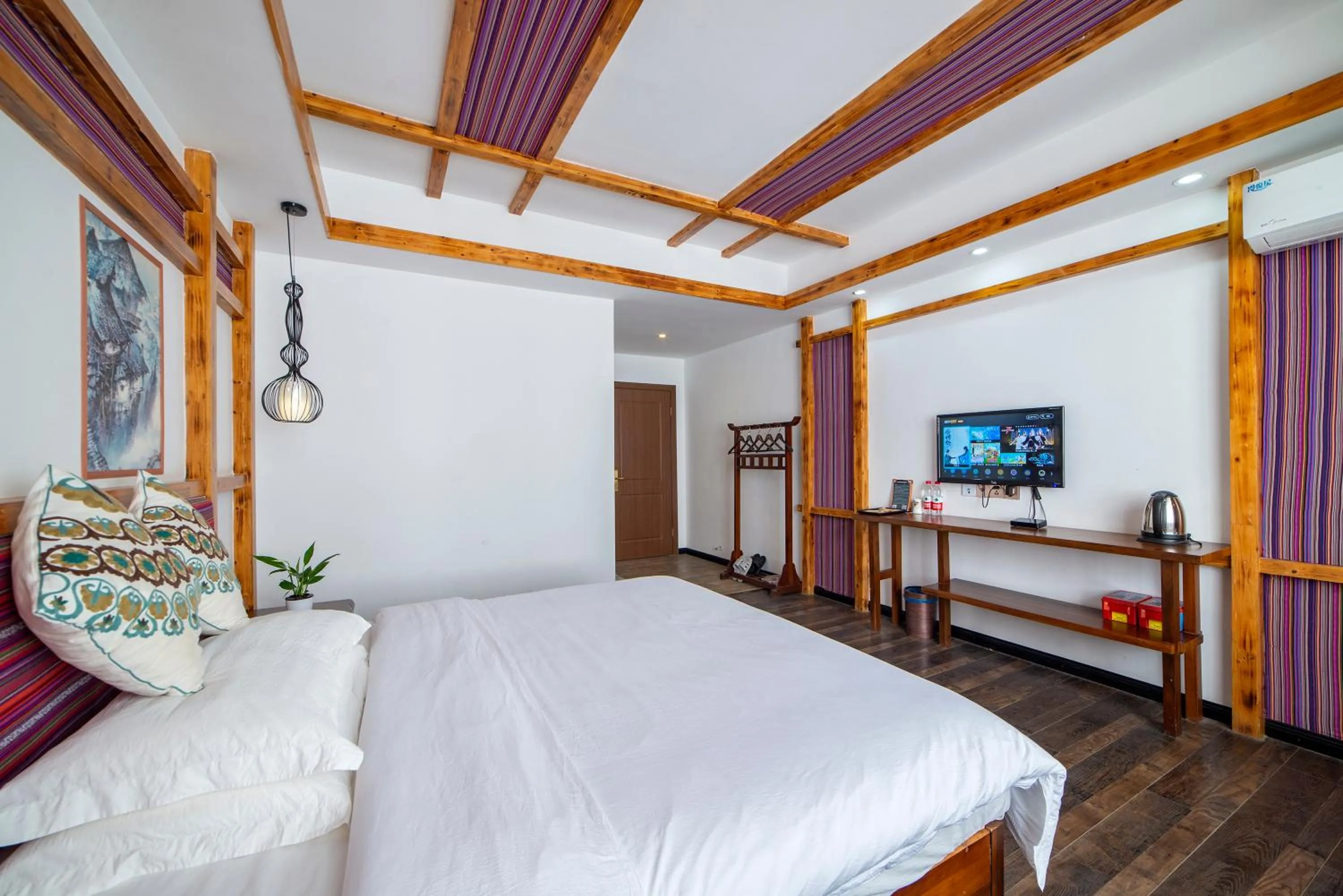 Photo of the whole room, Bed in Zhangjiajie Nanfang Yinan Hotel