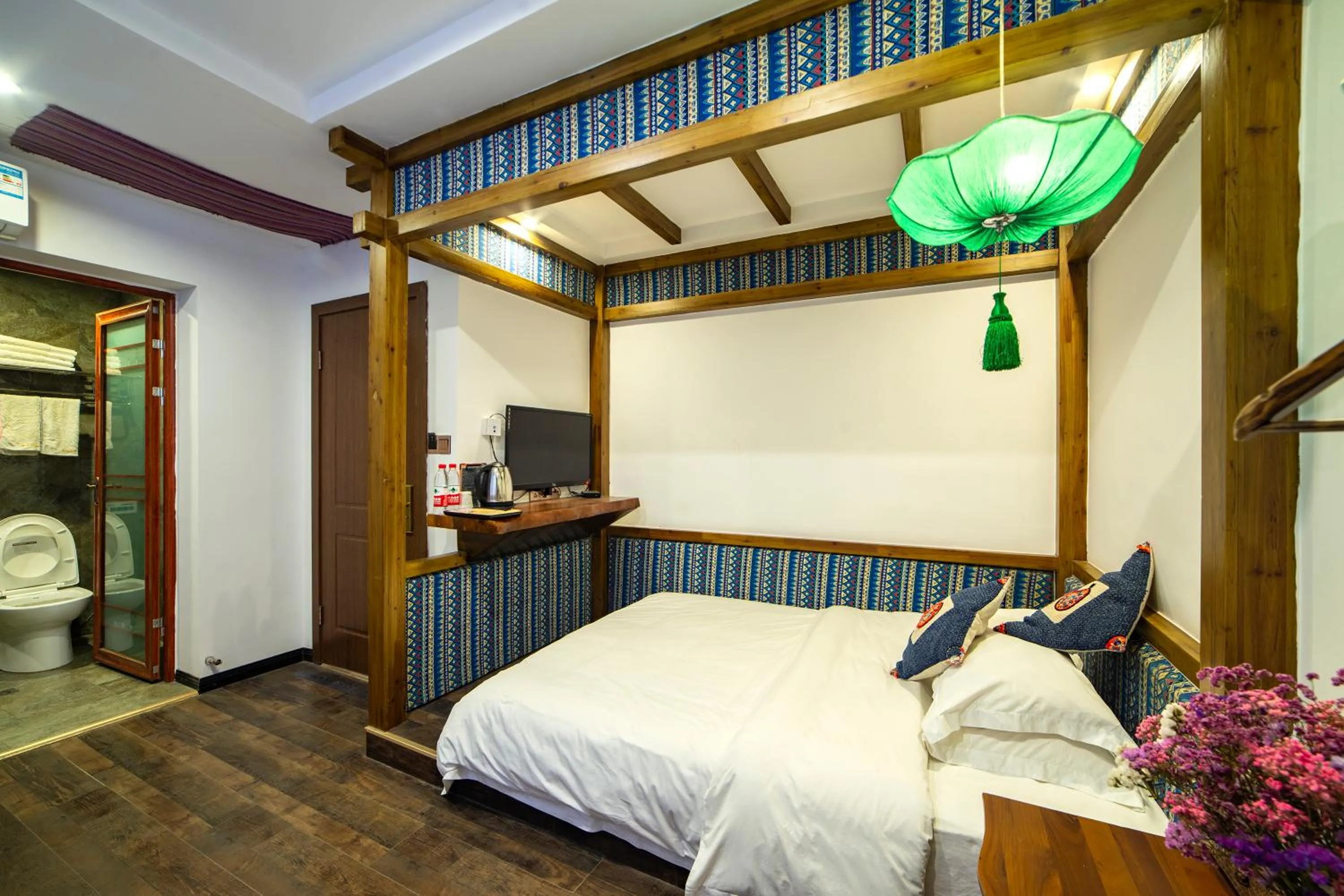 Photo of the whole room, Bed in Zhangjiajie Nanfang Yinan Hotel