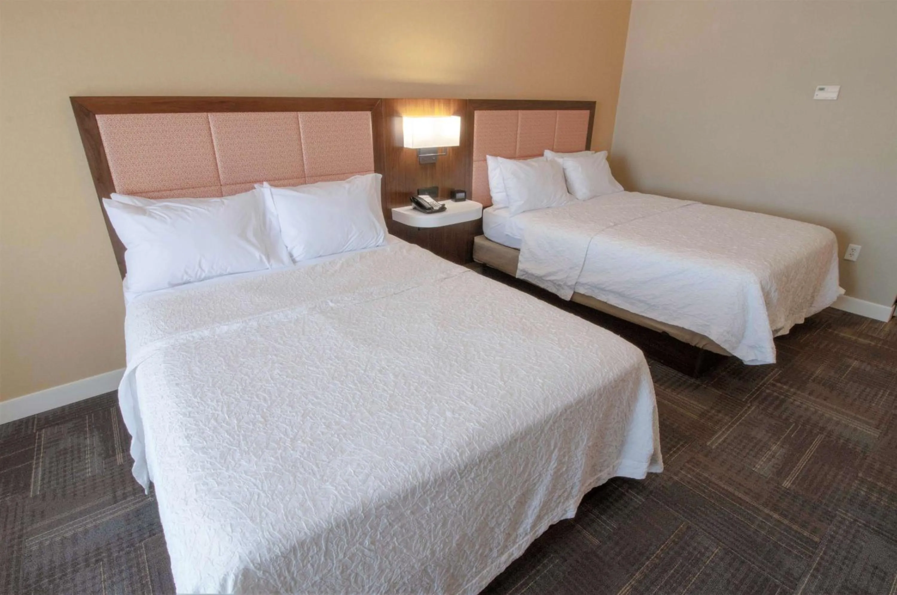 Bed in Hampton Inn & Suites Chesapeake-Battlefield Boulevard