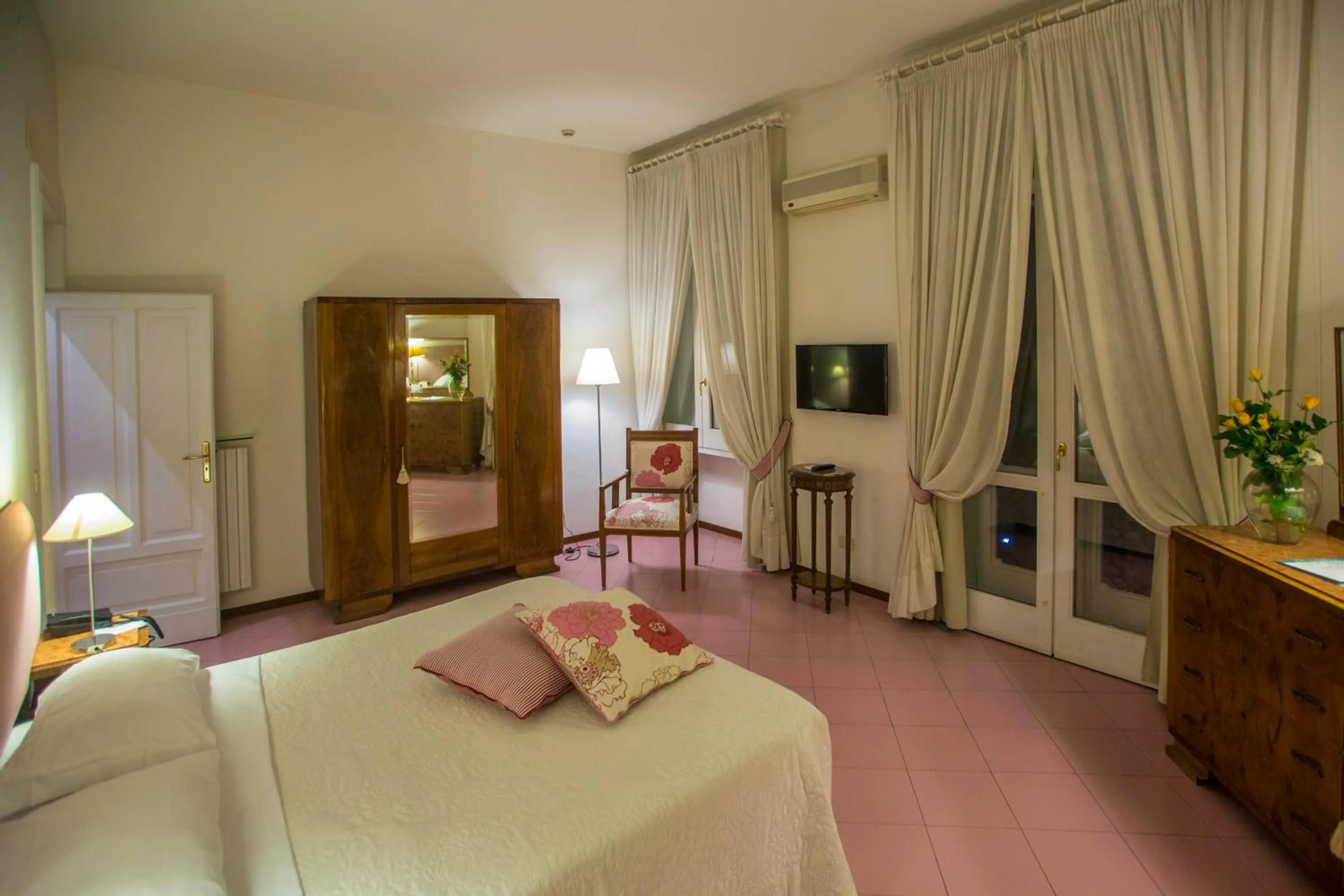 Balcony/Terrace, Bed in Hotel Victoria Maiorino