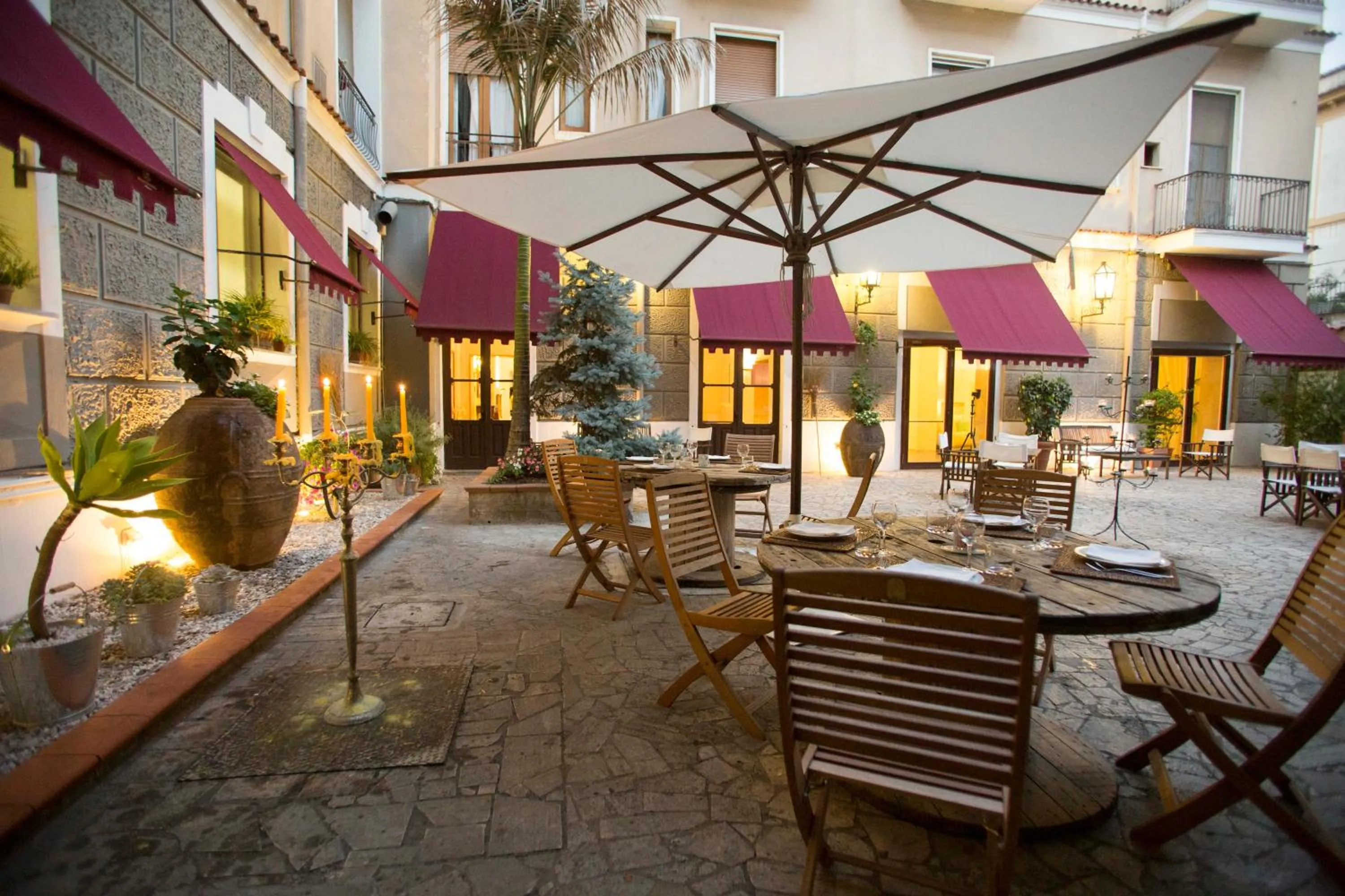 Patio in Hotel Victoria Maiorino