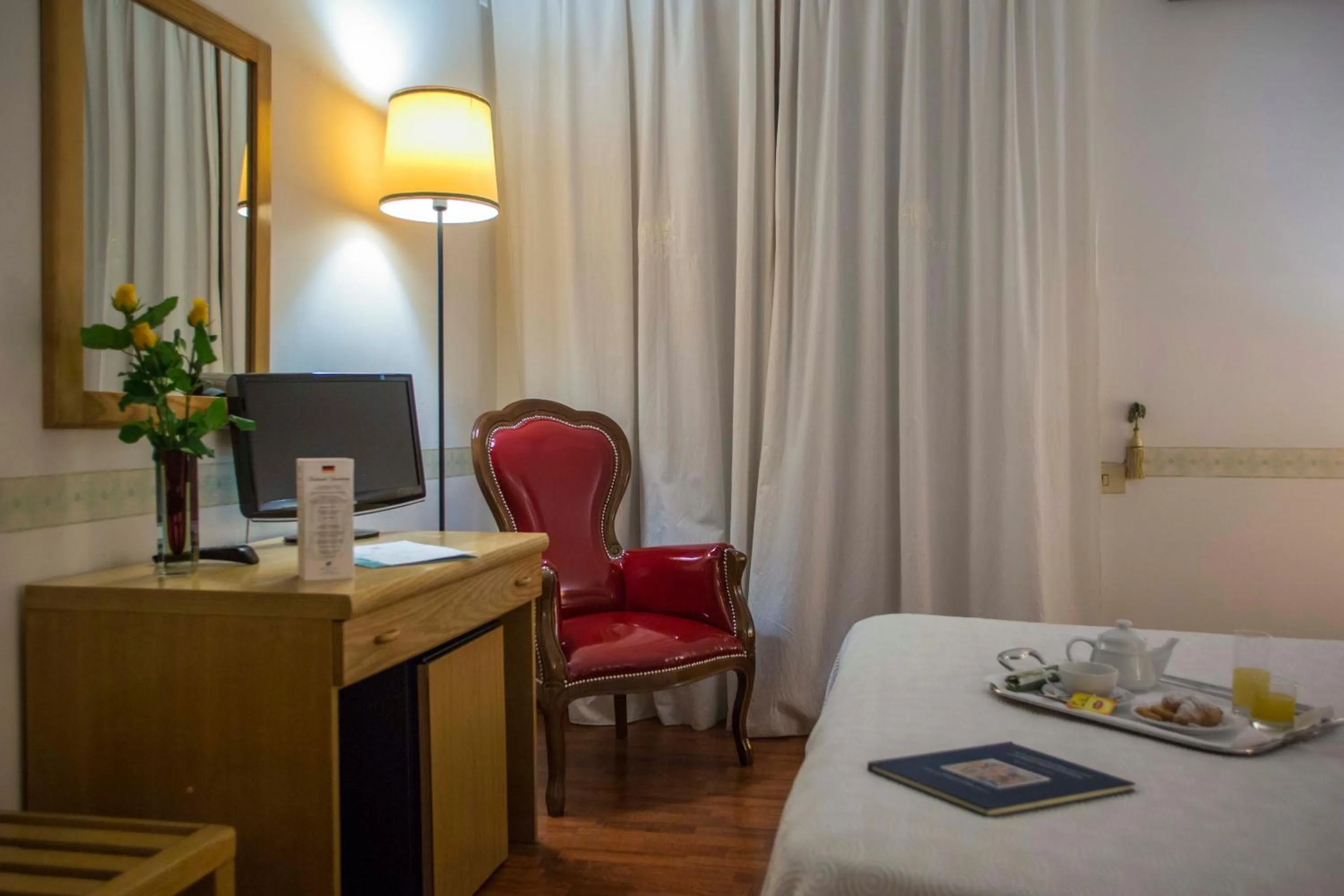 Shower, Bed in Hotel Victoria Maiorino