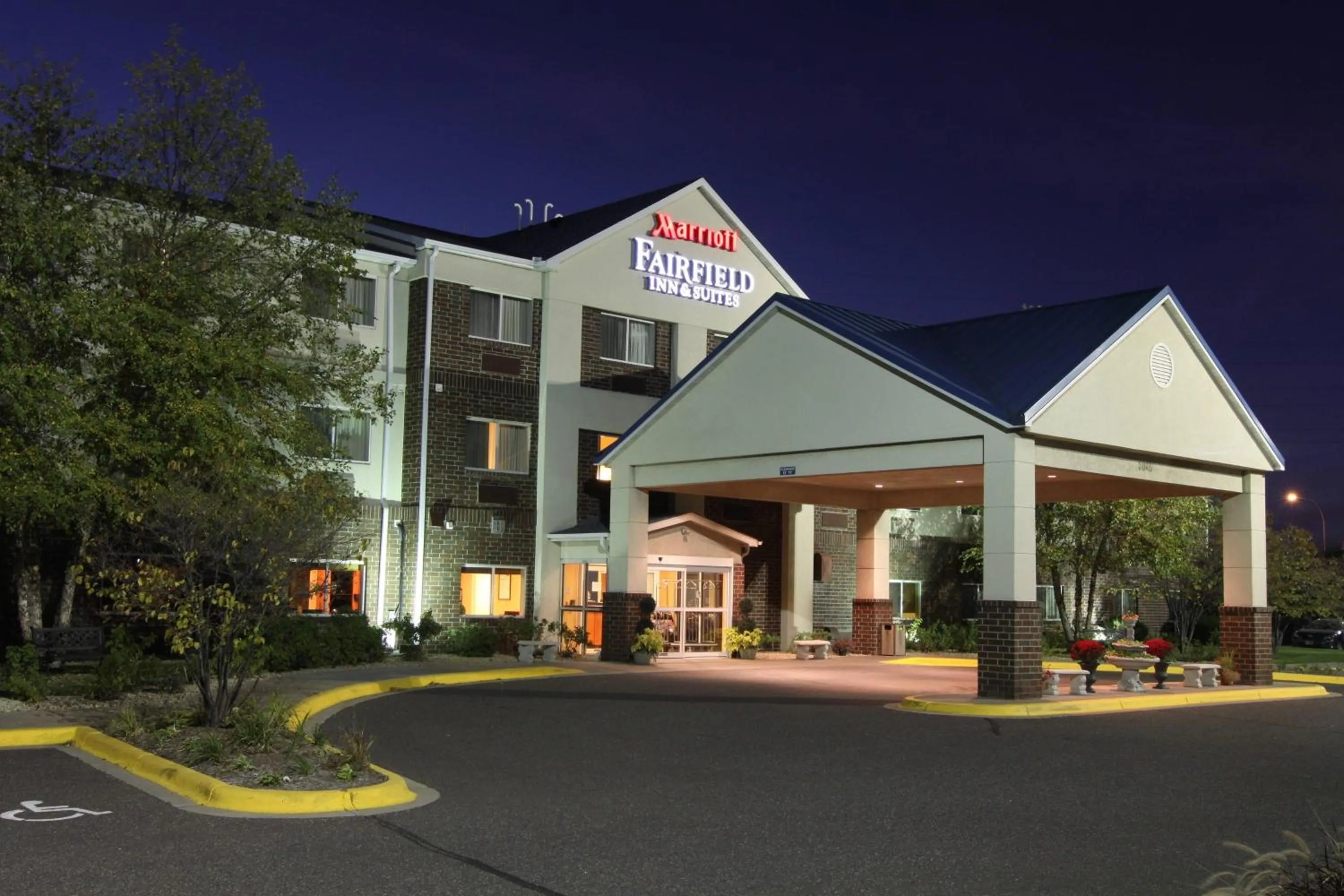 Property building in Fairfield Inn & Suites Minneapolis St. Paul/Roseville