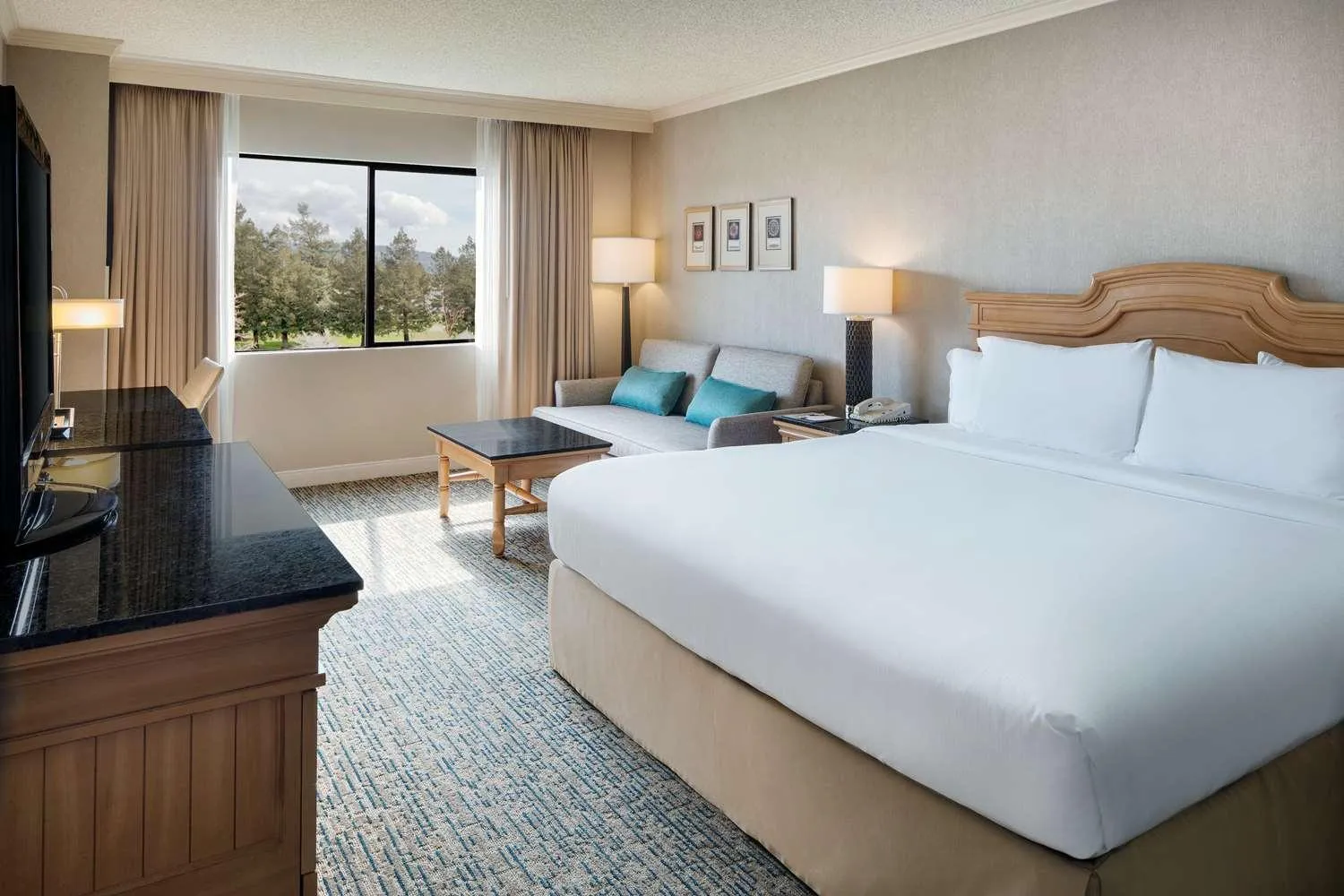 Bed in DoubleTree by Hilton Sonoma Wine Country