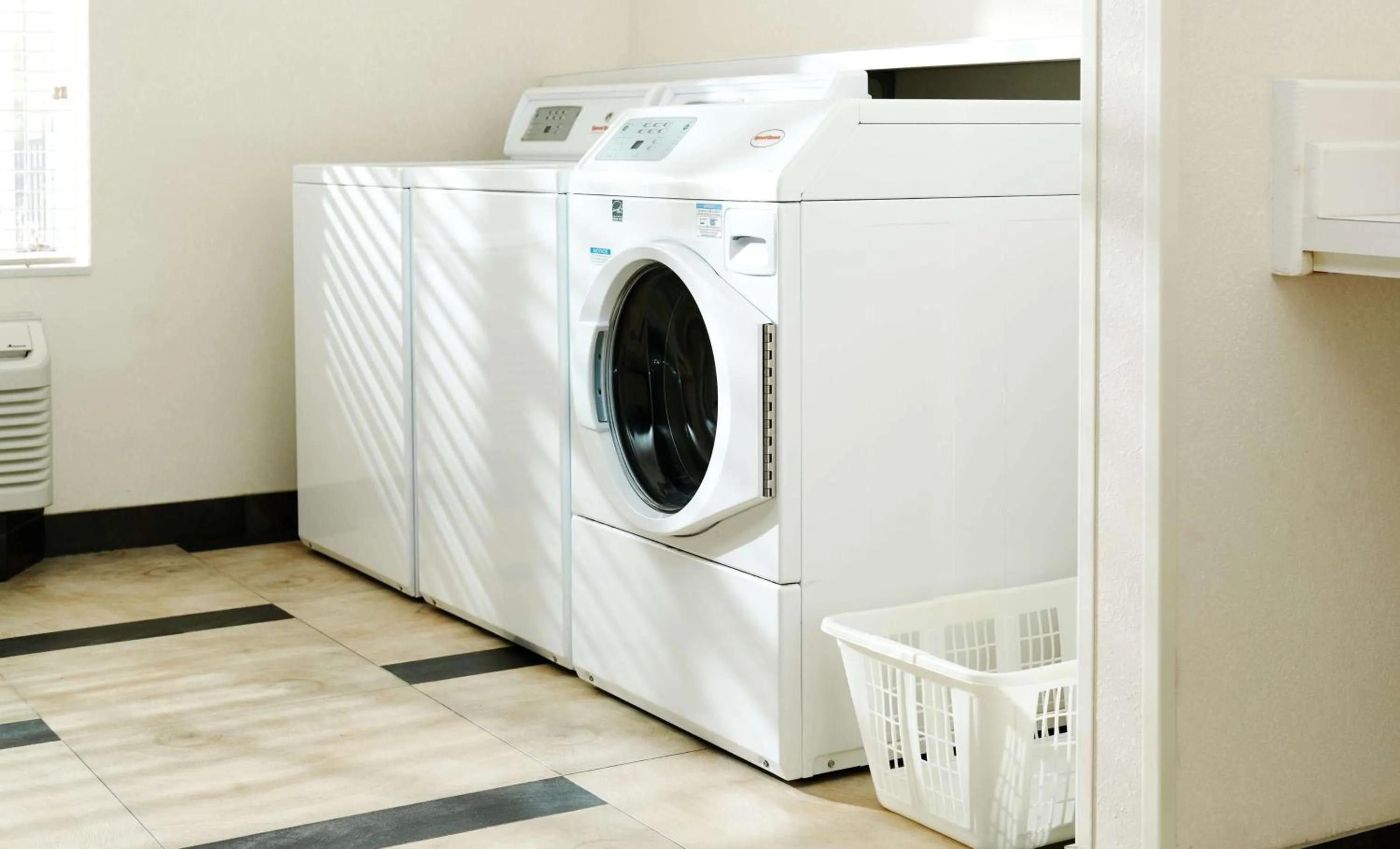 laundry in Sonesta Simply Suites Detroit Ann Arbor