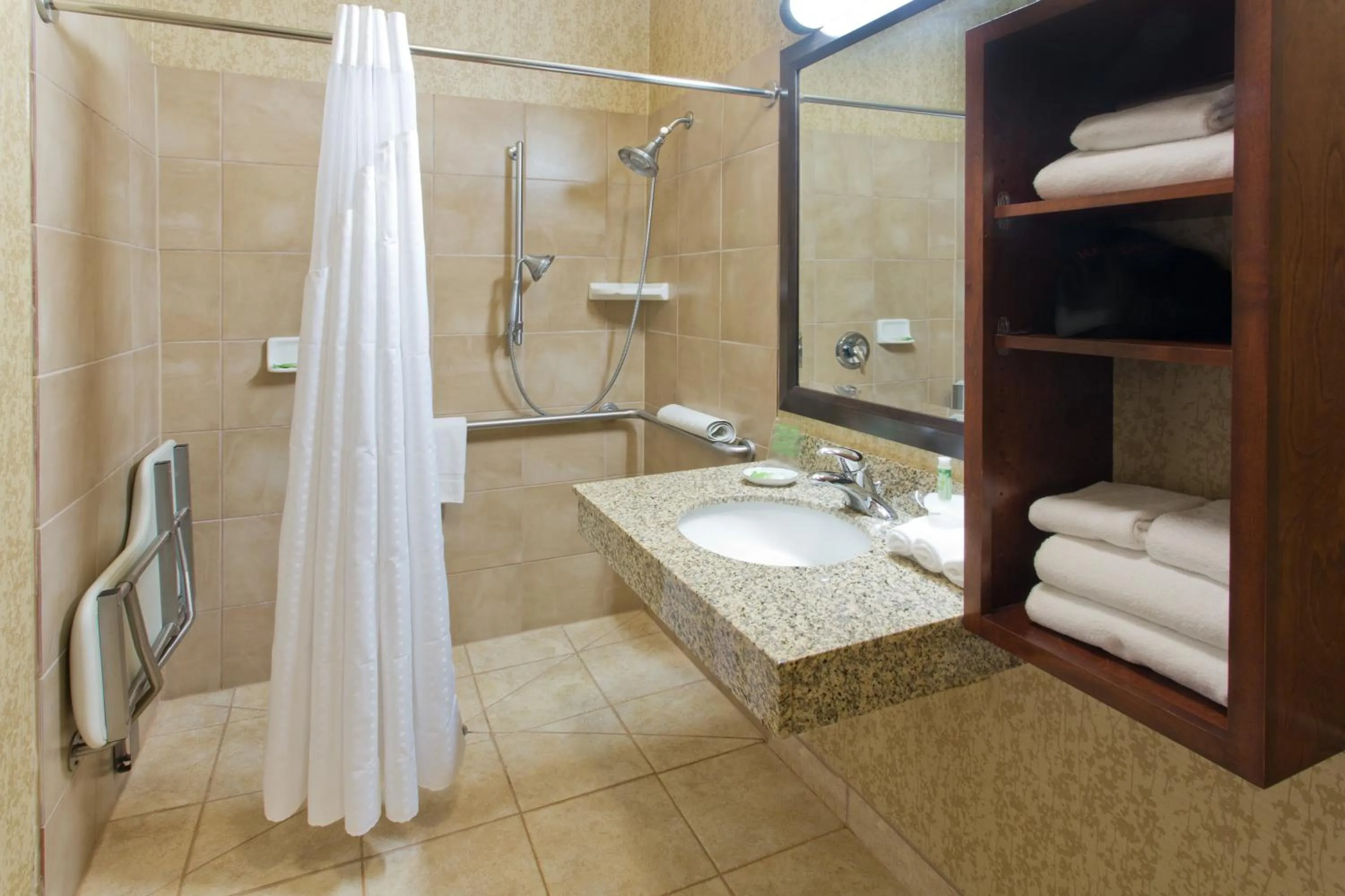 King Room - Hearing Accessible - Roll-in Shower/Non-Smoking in Holiday Inn Express Hotel & Suites Astoria by IHG