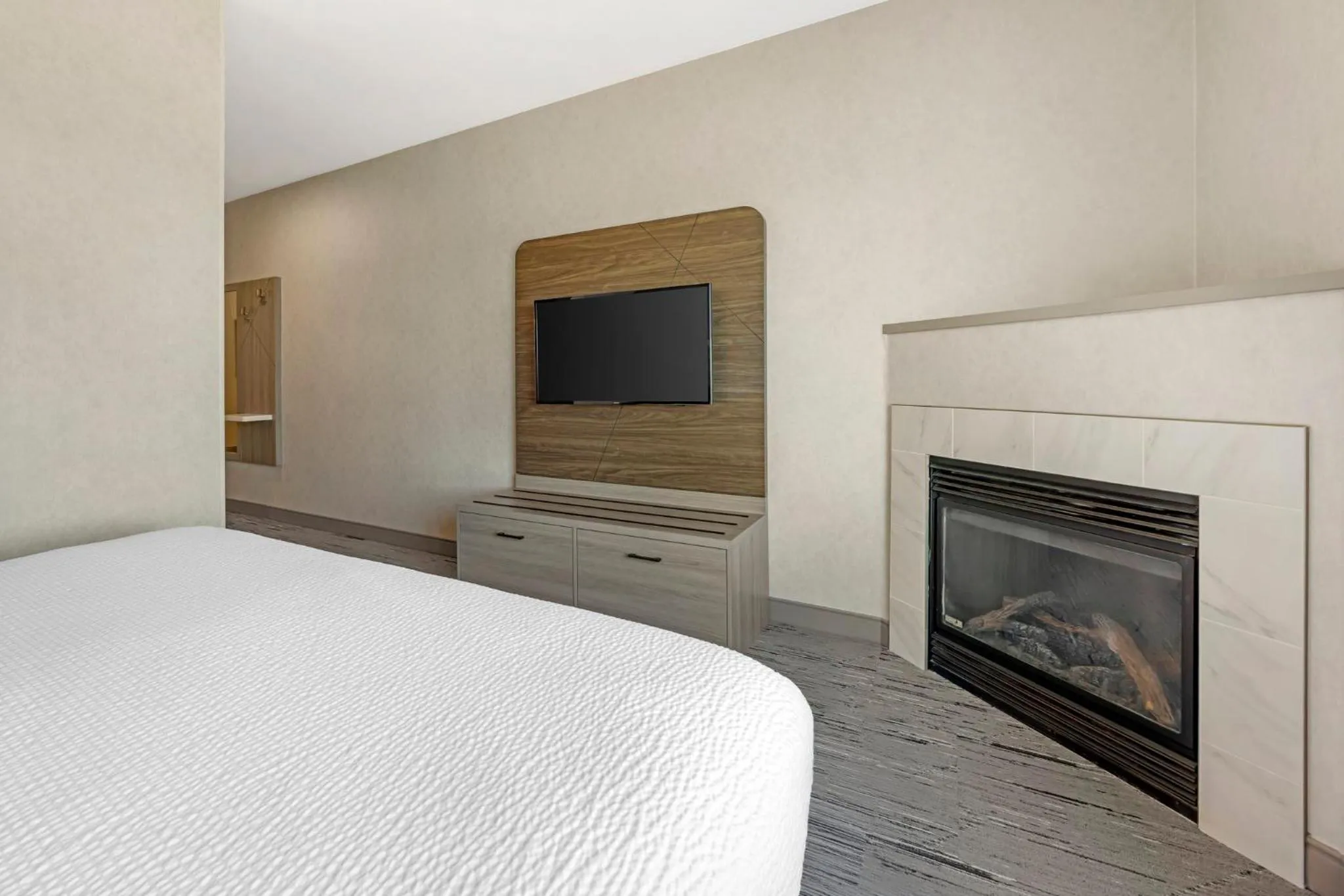 Photo of the whole room, Bed in Holiday Inn Express Hotel & Suites Astoria by IHG