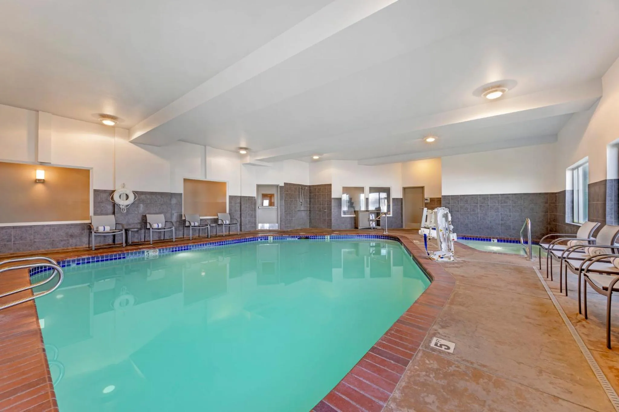 Swimming pool in Holiday Inn Express Hotel & Suites Astoria by IHG