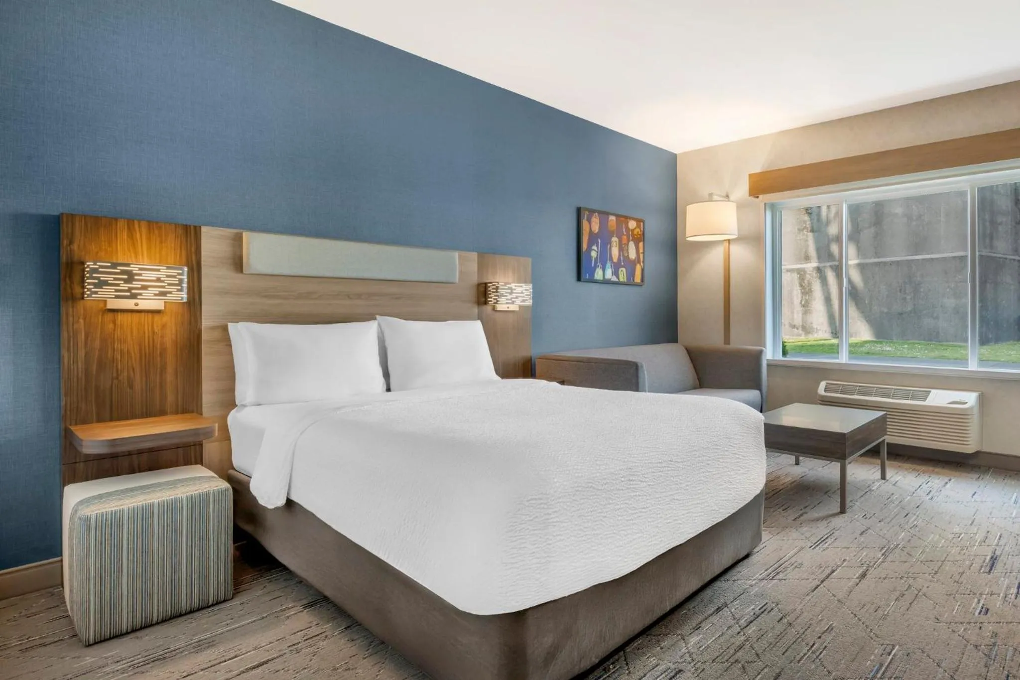 Photo of the whole room, Bed in Holiday Inn Express Hotel & Suites Astoria by IHG