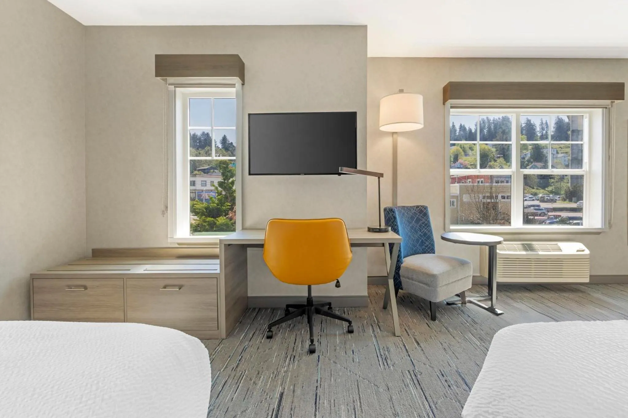 Photo of the whole room, Bed in Holiday Inn Express Hotel & Suites Astoria by IHG
