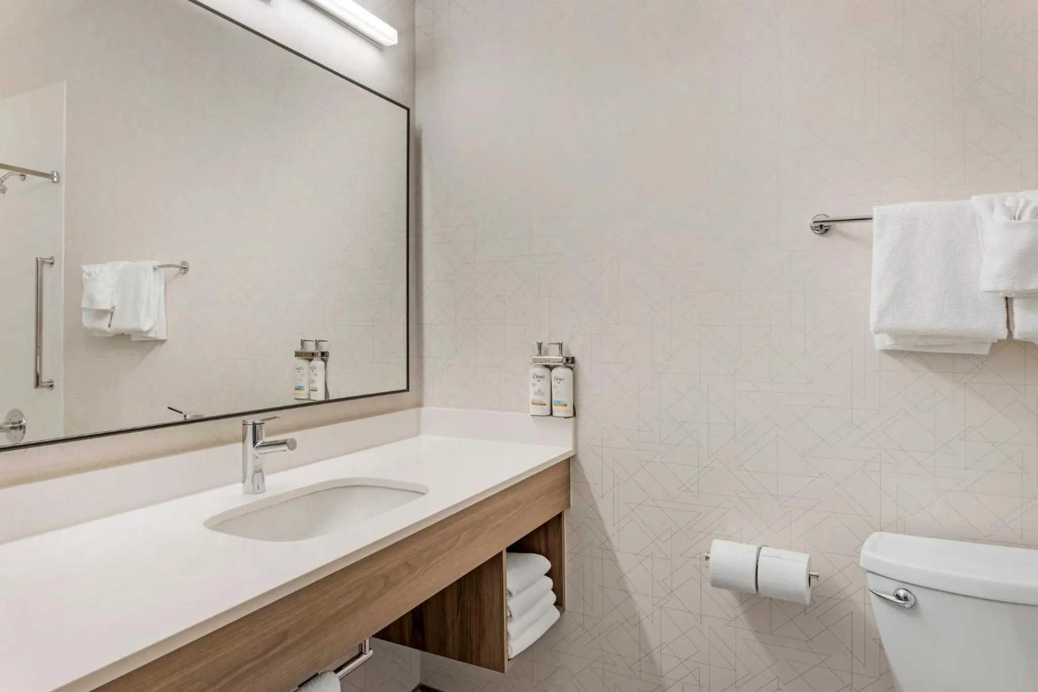 Bathroom in Holiday Inn Express Hotel & Suites Astoria by IHG