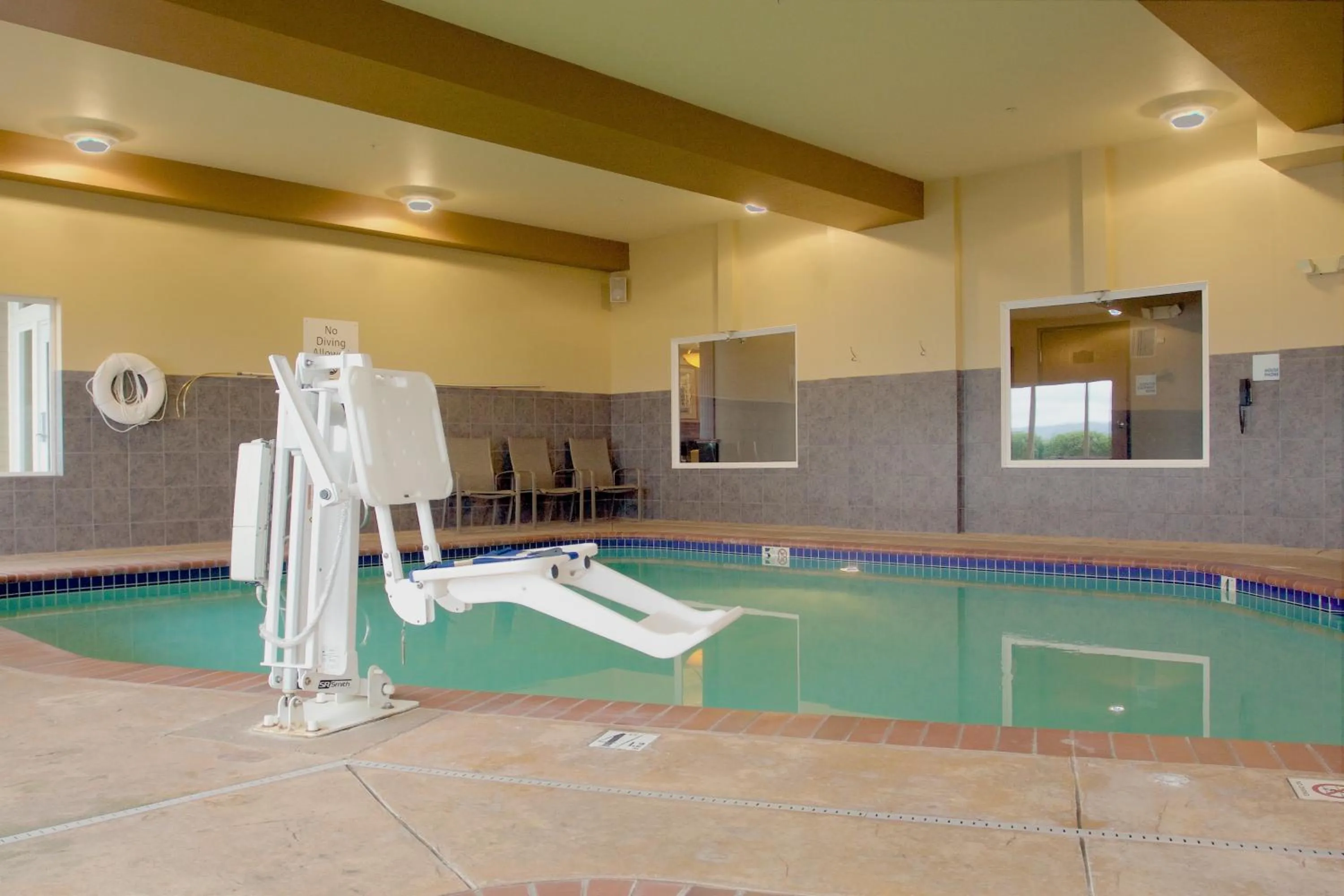 Swimming pool in Holiday Inn Express Hotel & Suites Astoria by IHG