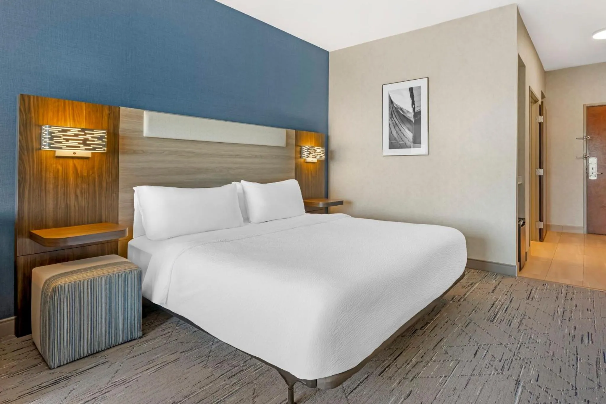 Photo of the whole room, Bed in Holiday Inn Express Hotel & Suites Astoria by IHG