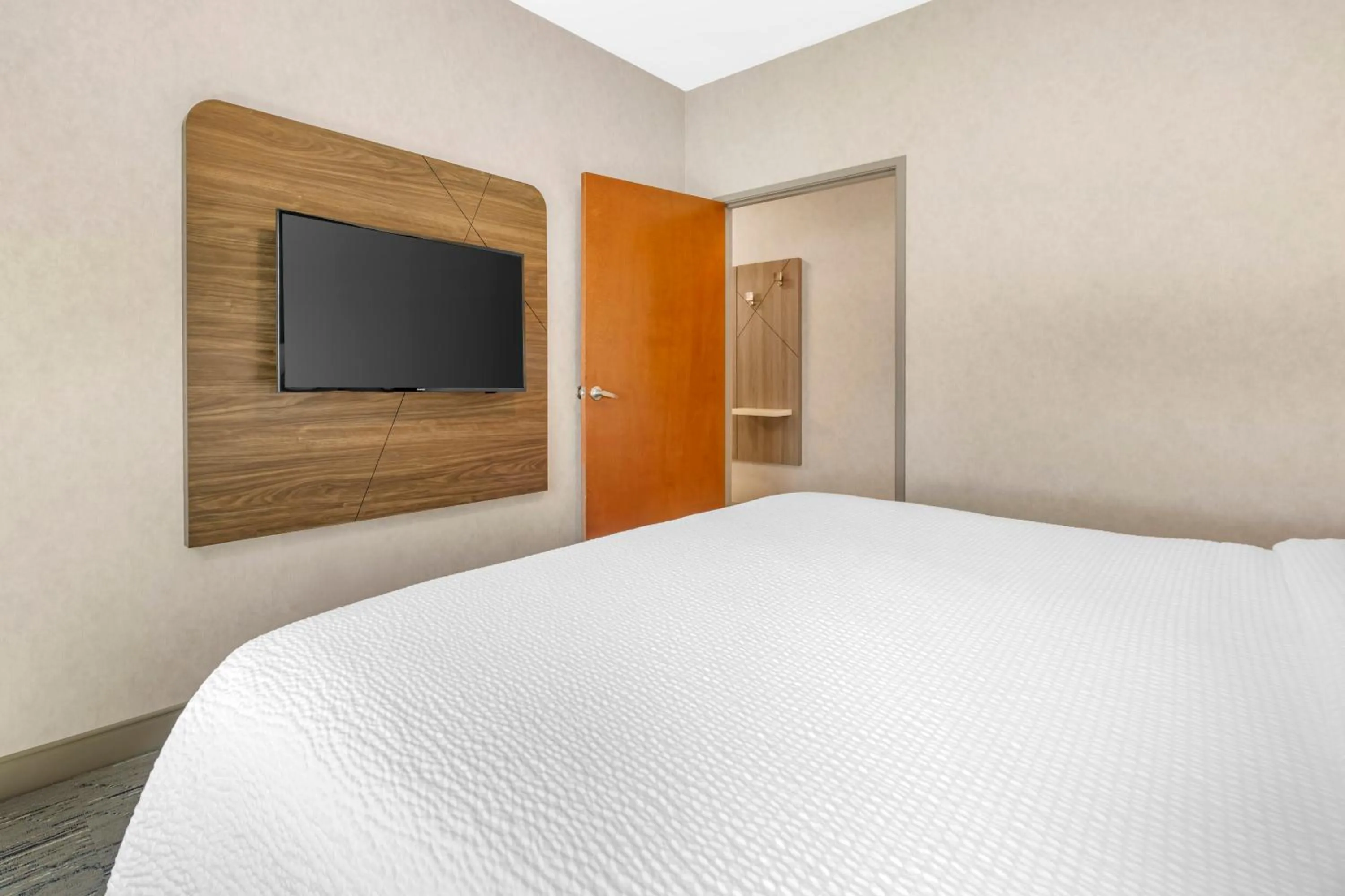 TV and multimedia, Bed in Holiday Inn Express Hotel & Suites Astoria by IHG