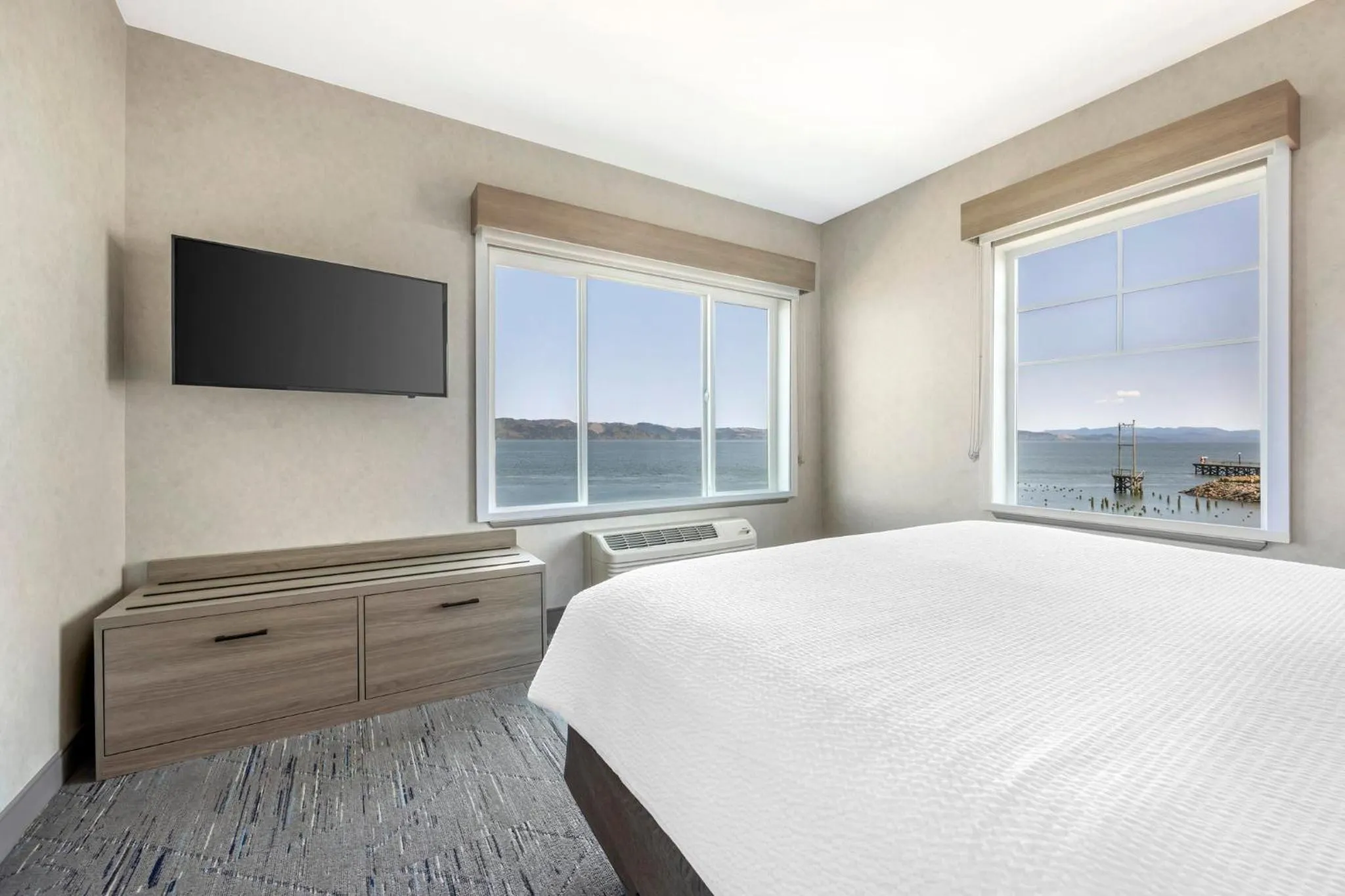 Photo of the whole room, Bed in Holiday Inn Express Hotel & Suites Astoria by IHG